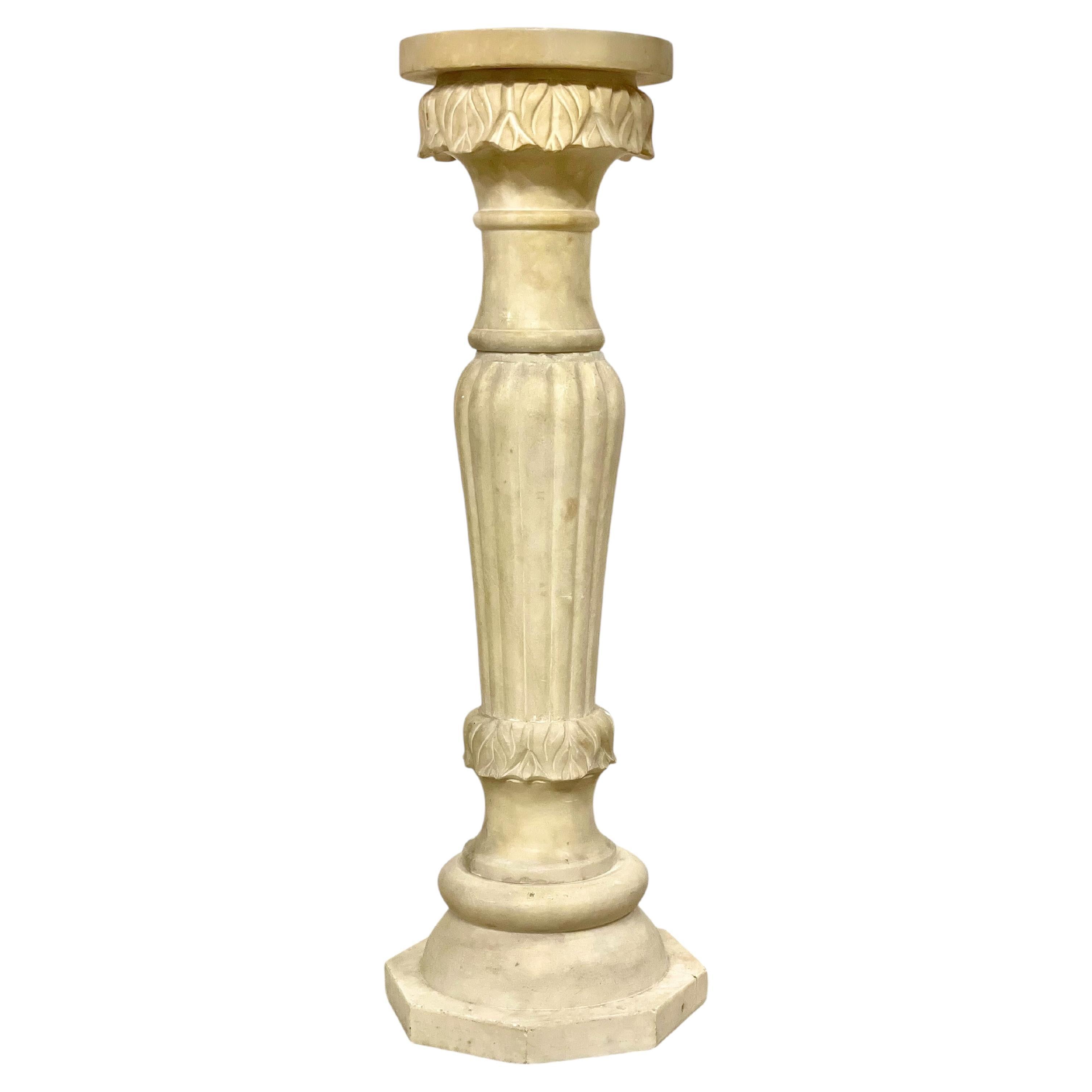 Colonne à piédestal en albâtre sculpté, Circa 1930 en vente