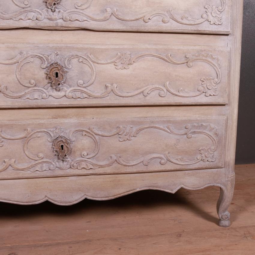 French Carved and Painted Commode In Good Condition For Sale In Leamington Spa, Warwickshire