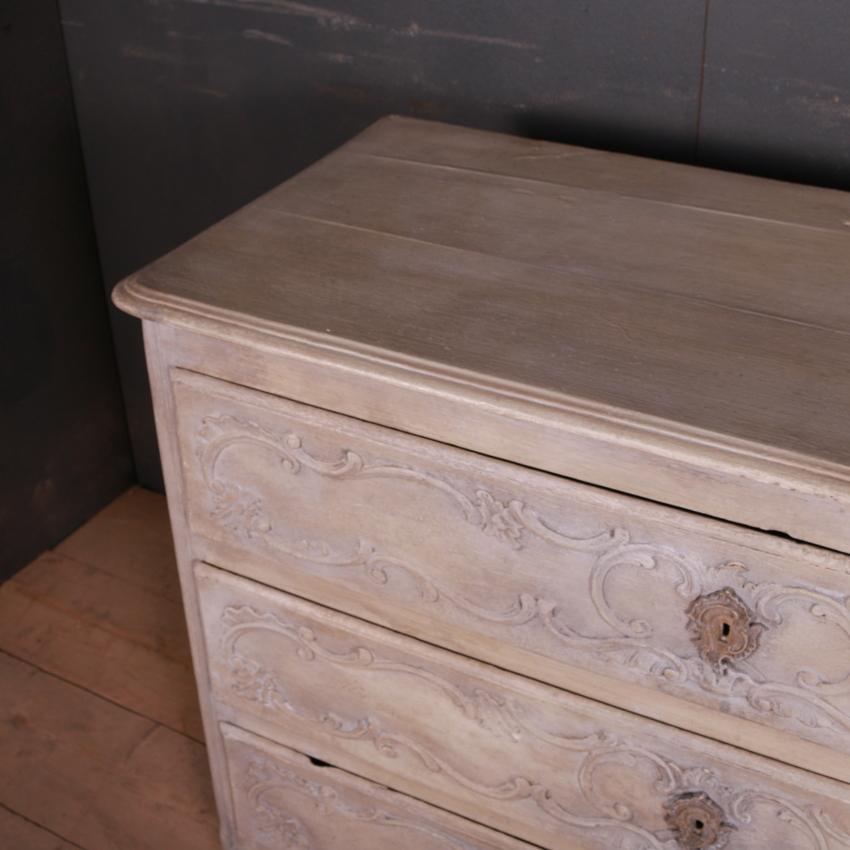 Dipinto Commode francese intagliato e dipinto in vendita