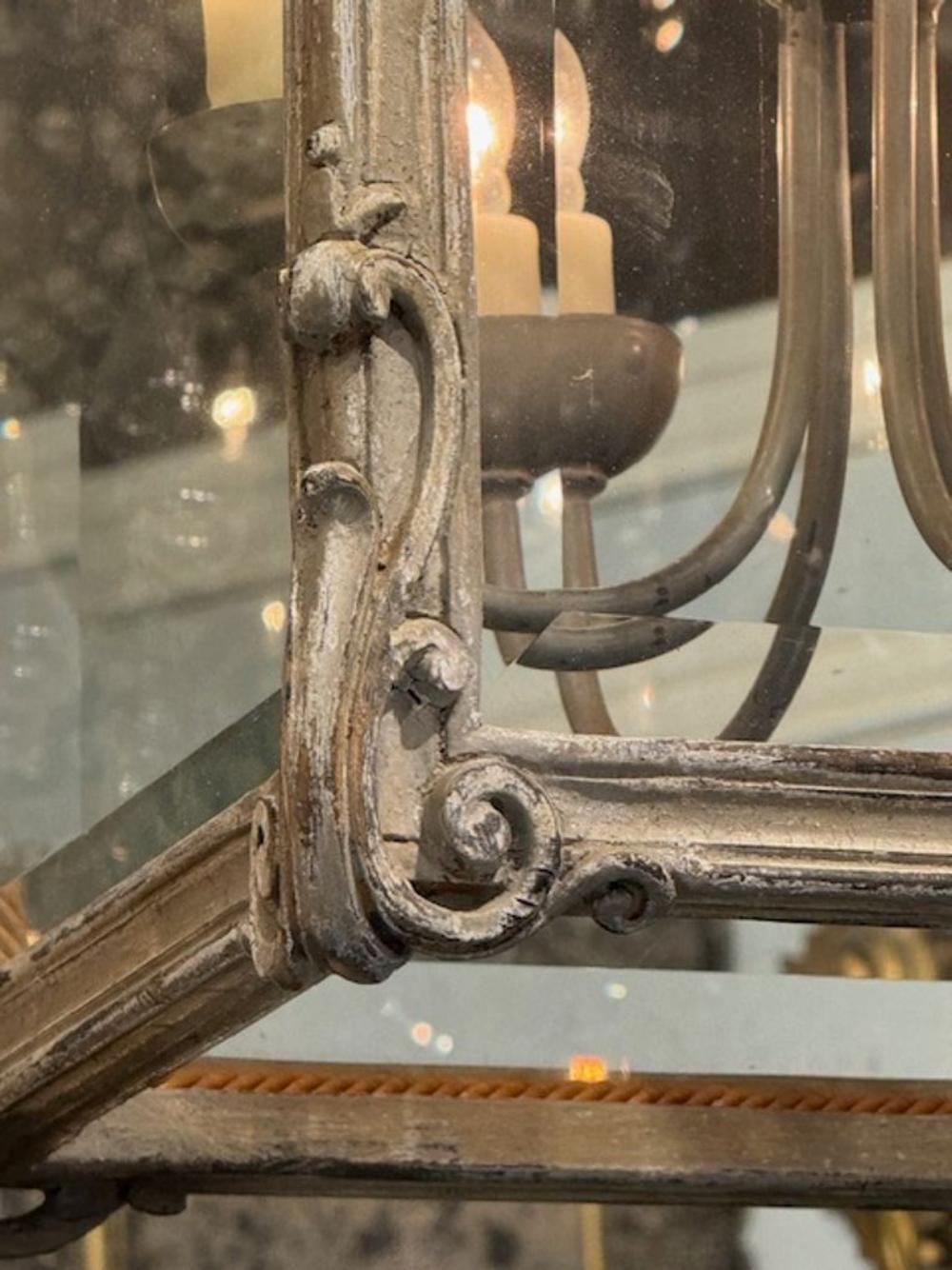 Legno Lanterna francese intagliata e dipinta in vendita