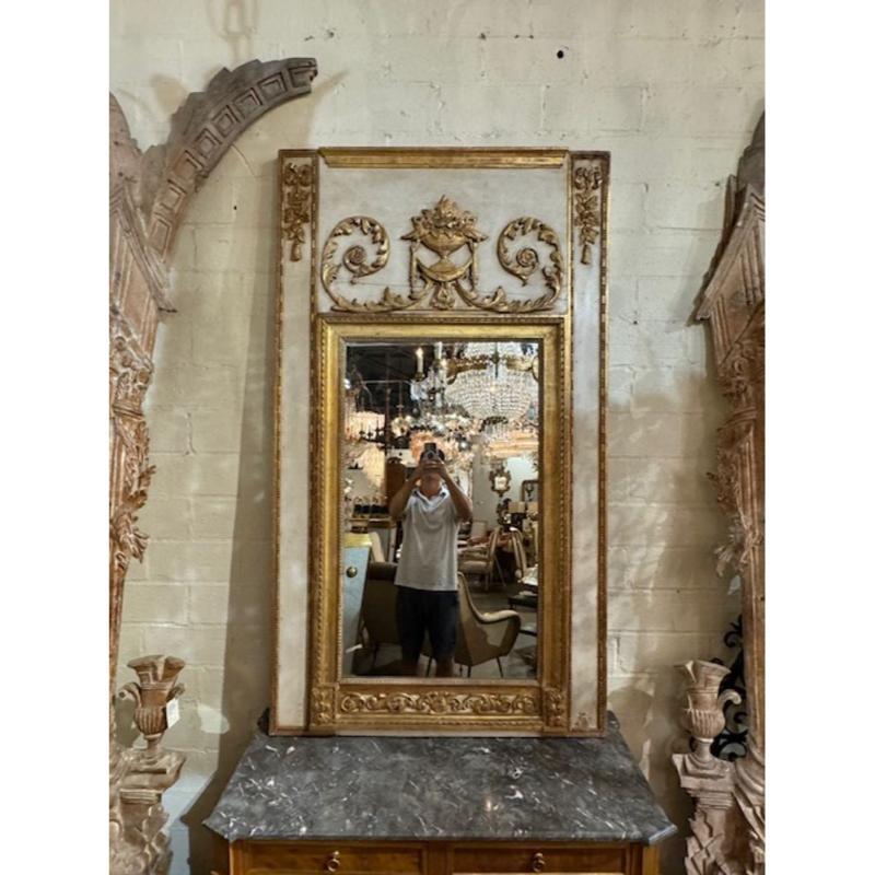 Miroir à trumeau du XVIIIe siècle, sculpté et doré à la feuille. Circa 1780. Une touche intemporelle et classique pour un intérieur raffiné.
39w x 68h