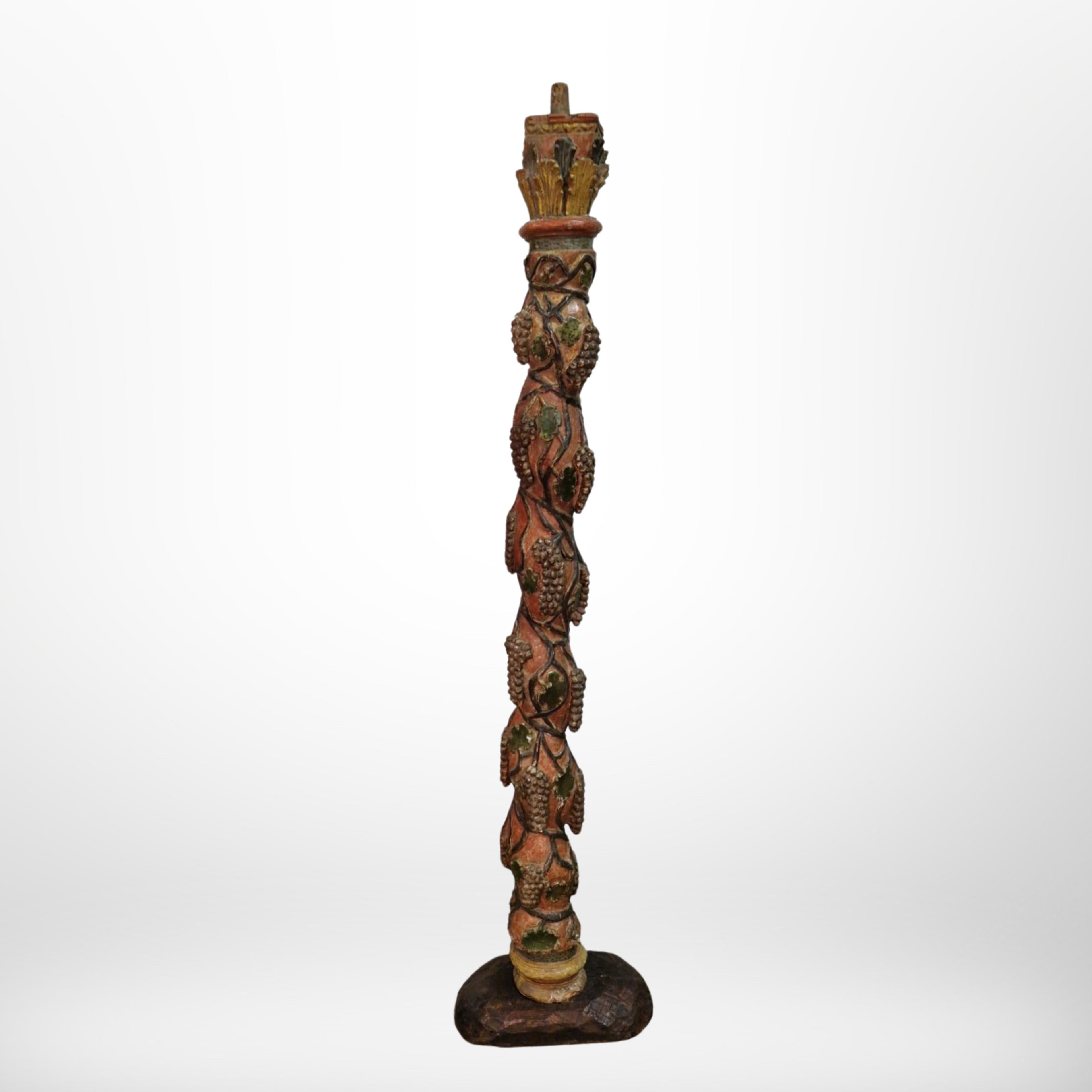 Français colonne sculptée et polychromée française avec décor de vignes, France 18ème siècle en vente