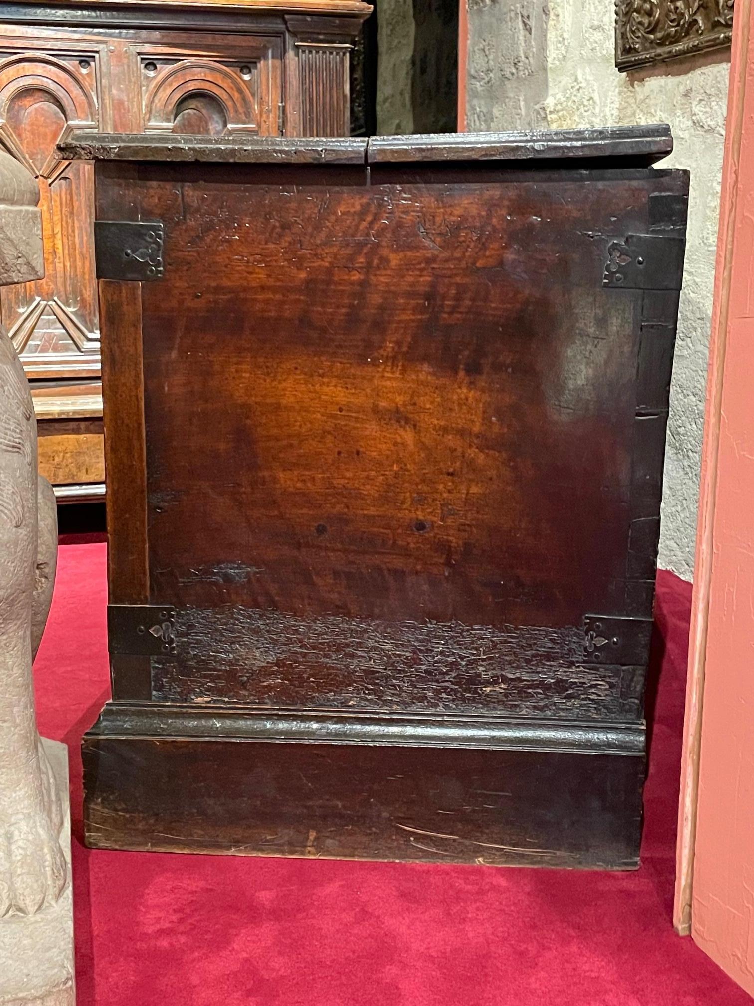 French Carved and Polychromed Walnut Chest, Louis XII In Good Condition In Saint-Ouen, FR