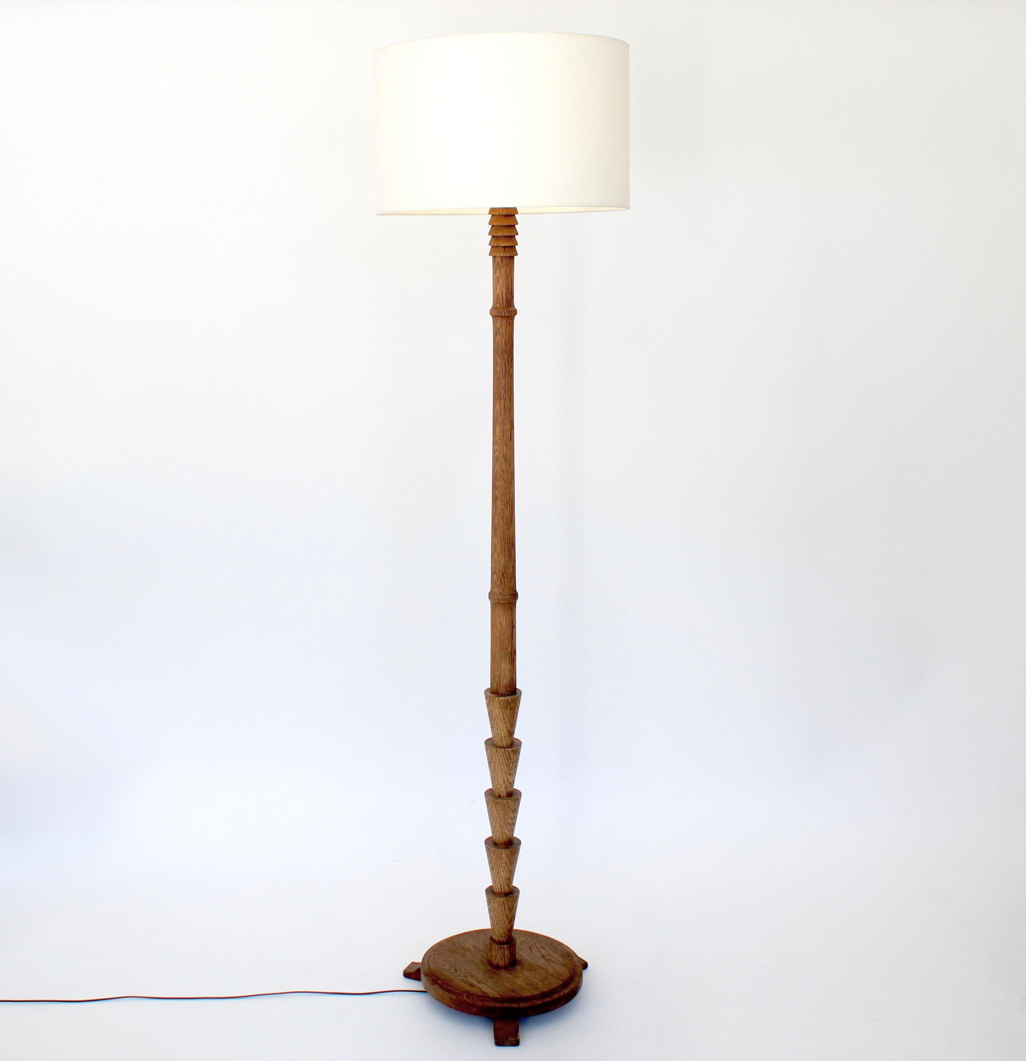 Mid-Century Modern French Carved And Turned Raw Wire Brushed Oak Floor Lamp  France, circa 1940 For Sale