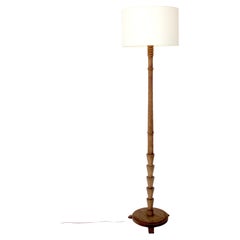 Französisch geschnitzt und gedreht Rohdraht gebürstet Eiche Stehlampe  Frankreich, um 1940