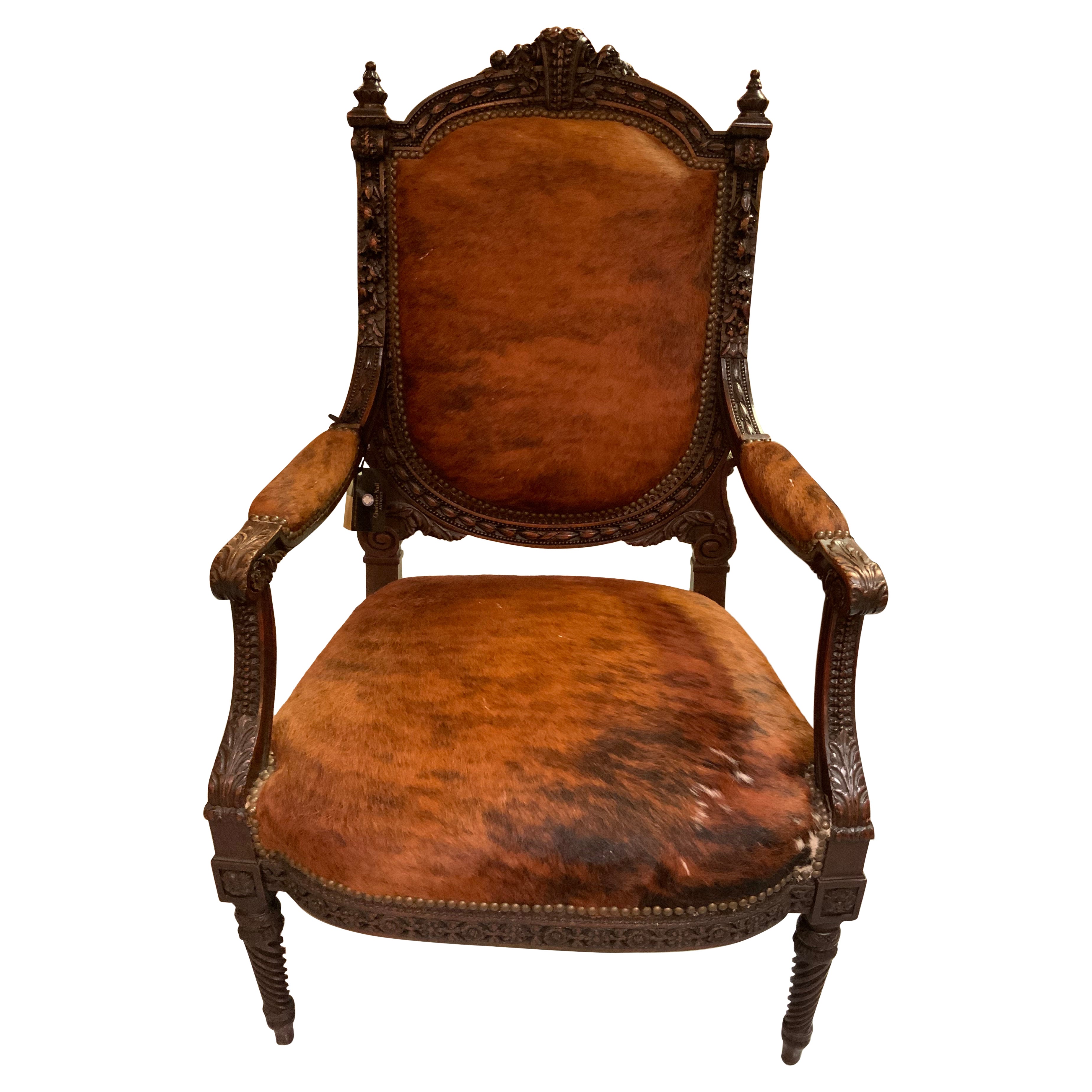 Sillón francés tallado con tapicería de piel de vaca con cabezas de clavos
