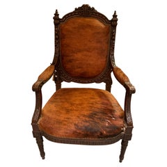 Sillón francés tallado con tapicería de piel de vaca con cabezas de clavos