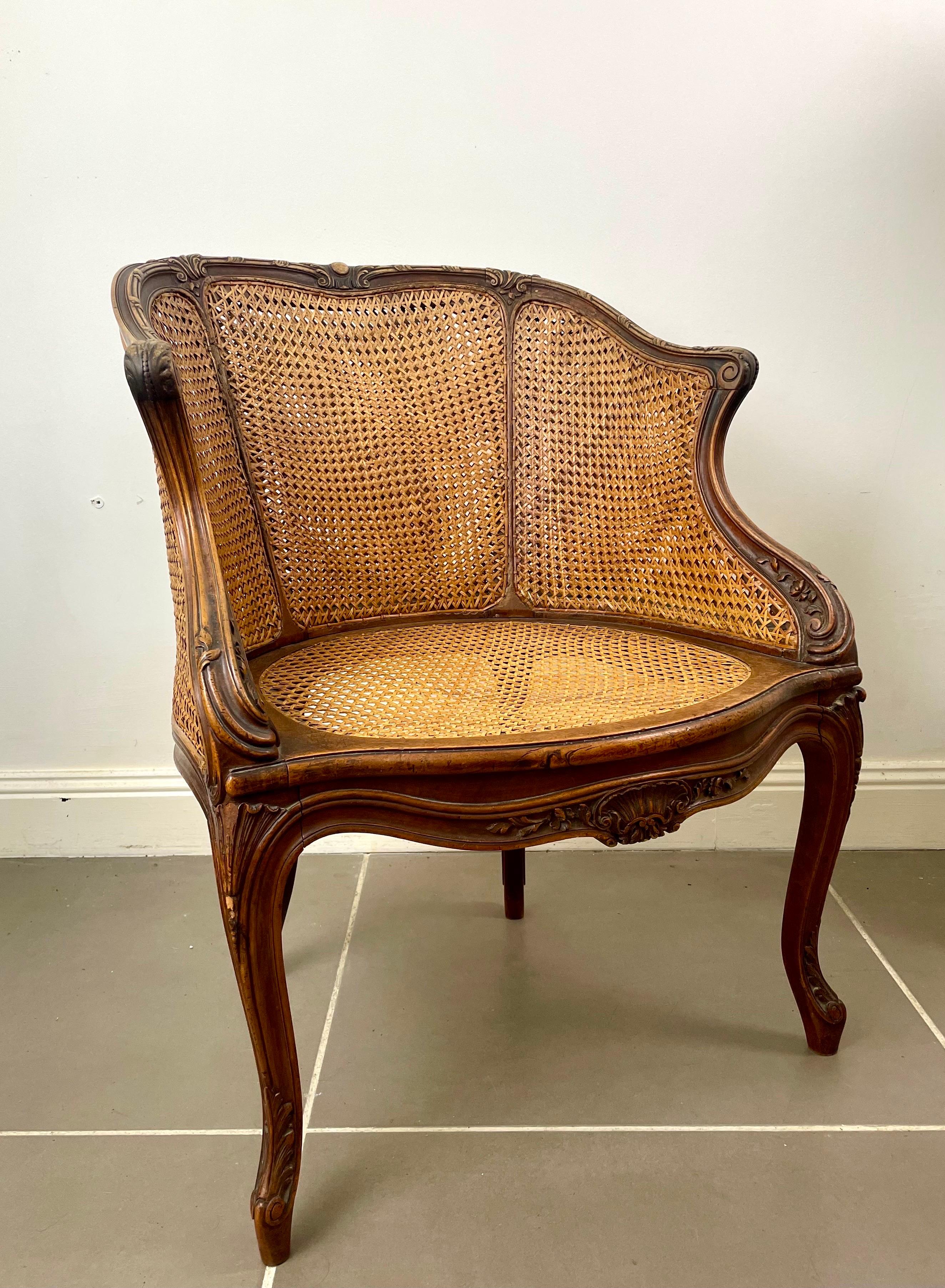 Magnificent bergere office armchair with cane bottom in Louis XV style dating from the 19th century, elegantly molded.
This armchair is in patinated wood and its shape is typical of the Louis XV style.
The seat and the backrest are caned.
The