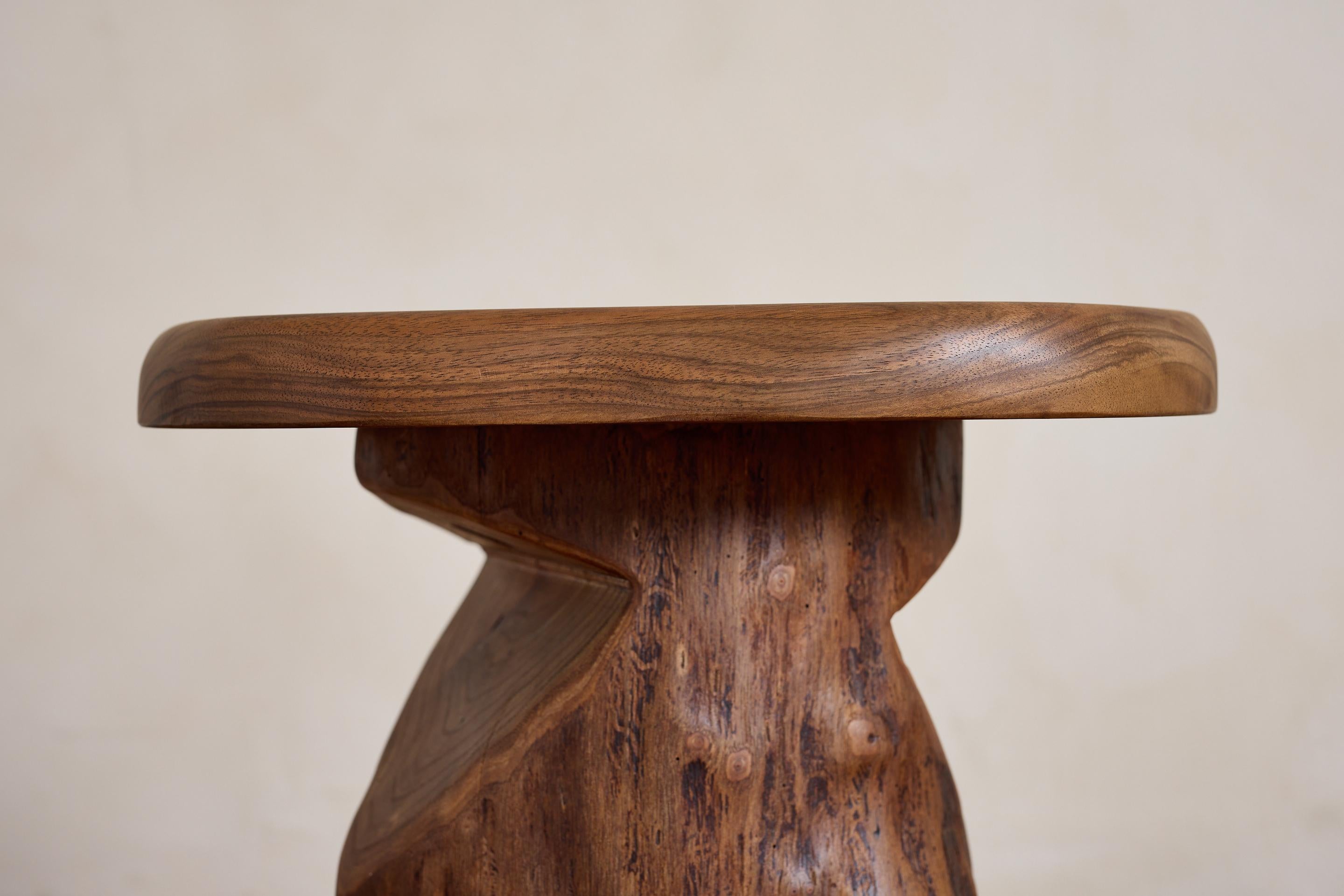 Tabourets brutalistes sculptés français en vente 4