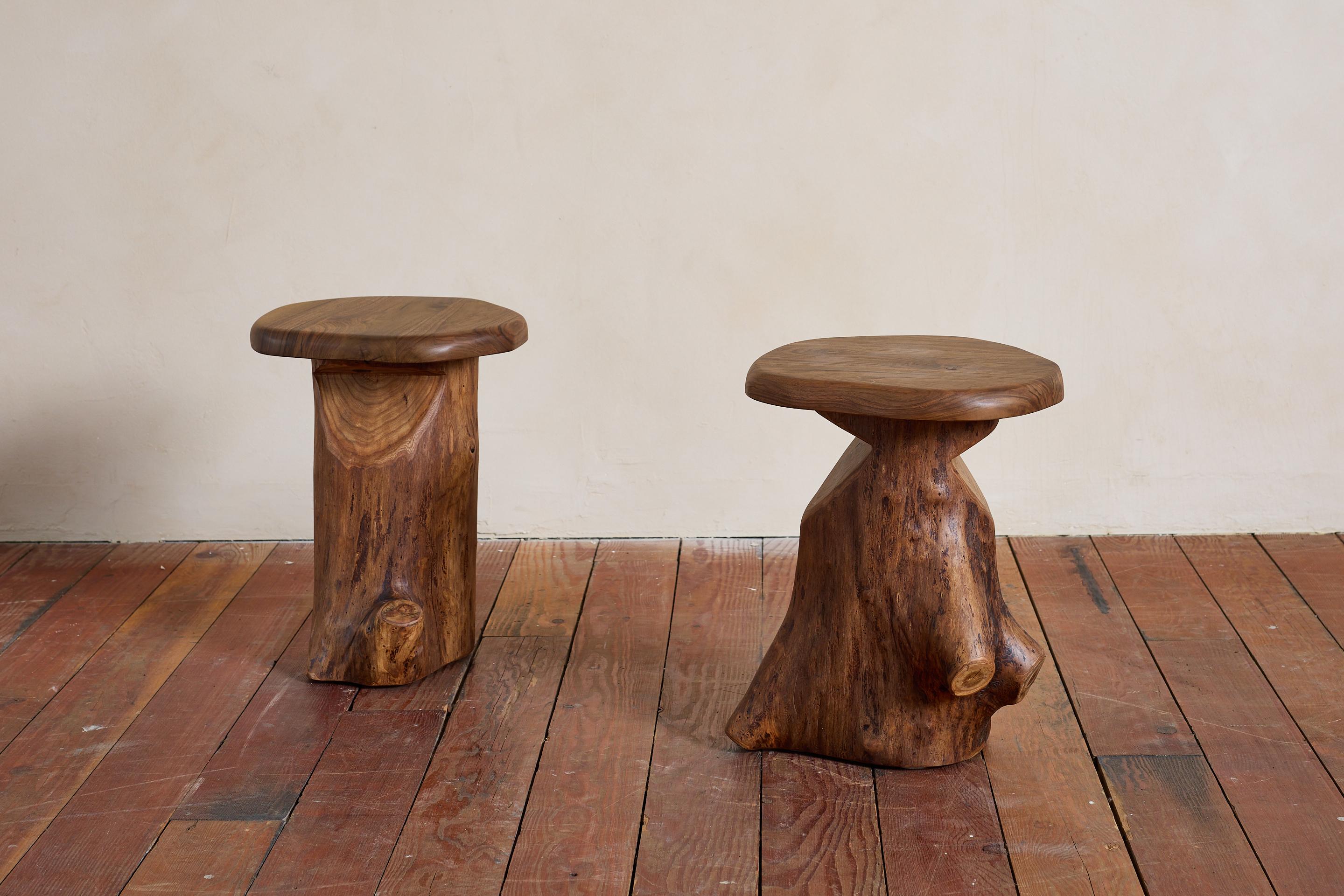 Tabourets brutalistes uniques, sculptés à la main, aux formes organiques magnifiques
Chacun d'entre eux se distingue par sa forme et son aspect. 
Merveilleux grain de bois dans tout le bâtiment 

Vendu à l'unité 