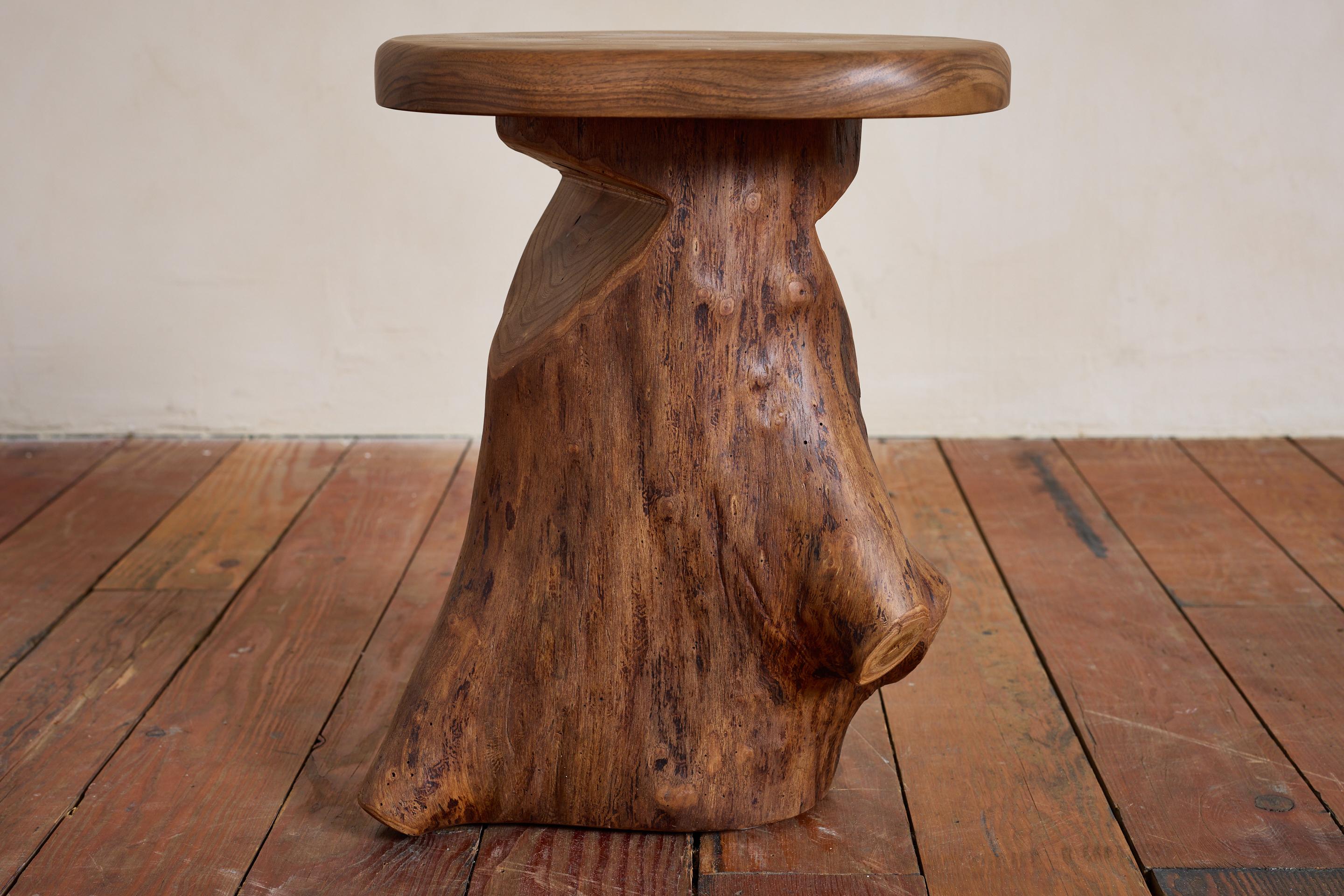 Français Tabourets brutalistes sculptés français en vente