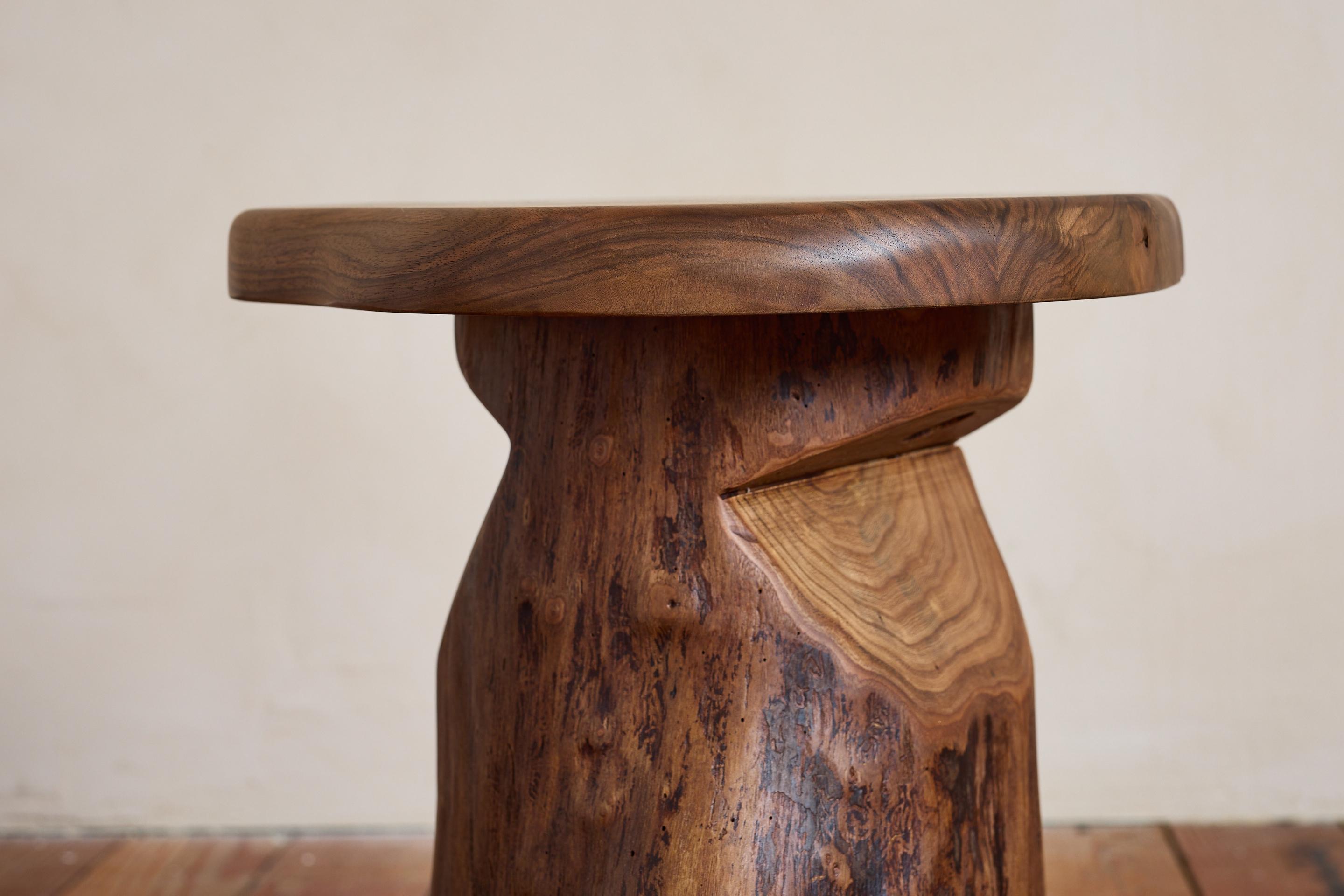 Bois Tabourets brutalistes sculptés français en vente