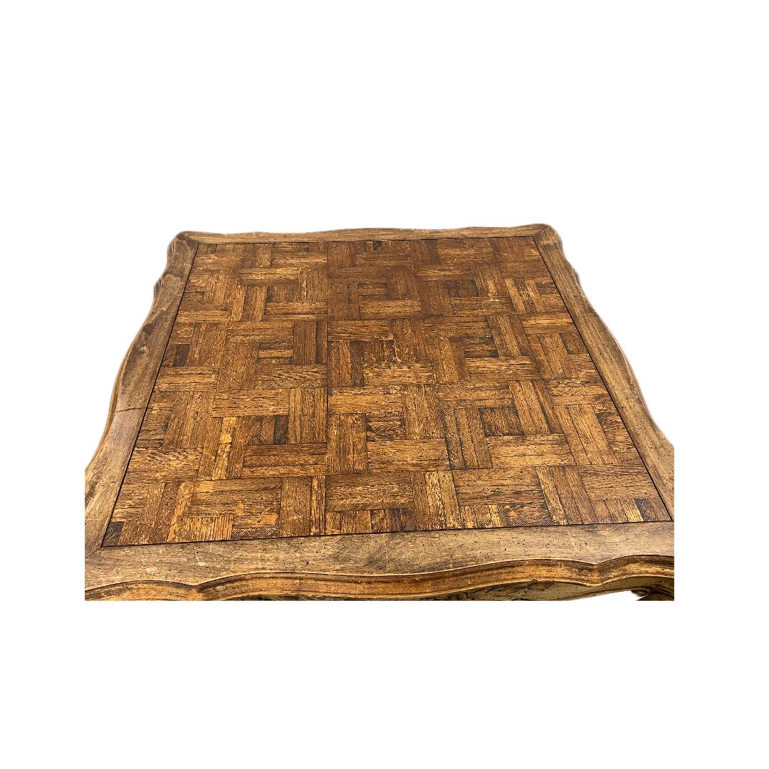 Geschnitzter Kartentisch mit Schnitzereien (20. Jahrhundert) im Angebot