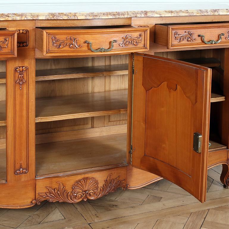 Smussato Buffet francese in ciliegio intagliato in stile Luigi XV con piano in marmo in vendita