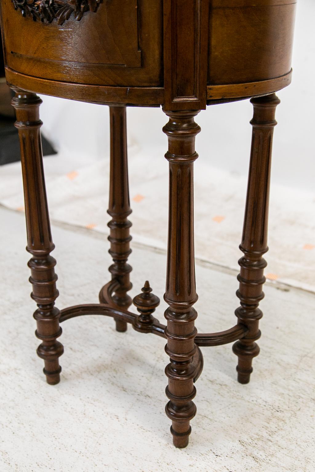 French Carved Commode Stand In Good Condition For Sale In Wilson, NC