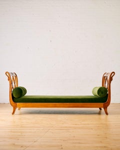 Cama de día francesa tallada con detalles de cisne C. 1930