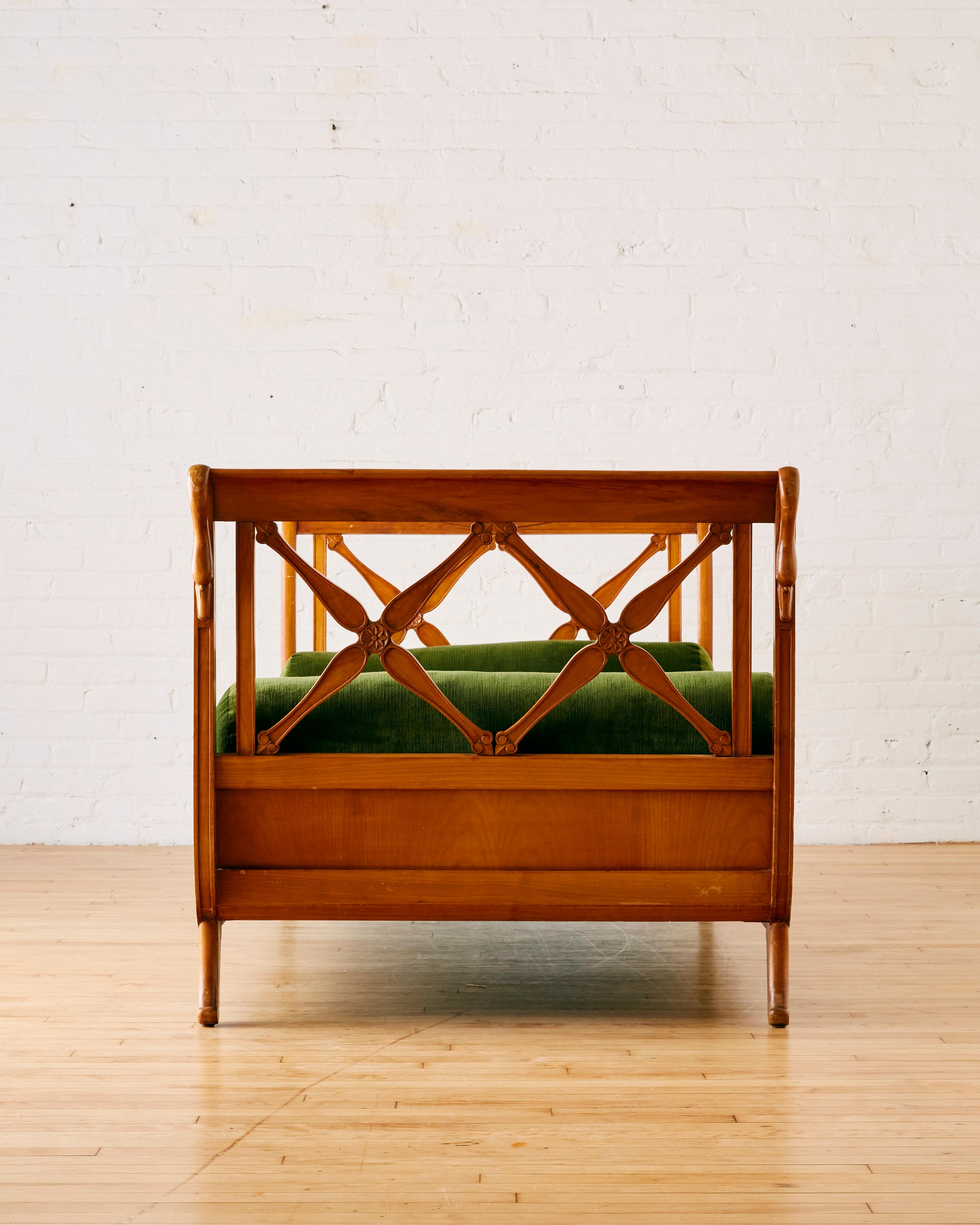 Französisch geschnitzt Daybed mit Swan Details C. 1930 (Biedermeier) im Angebot