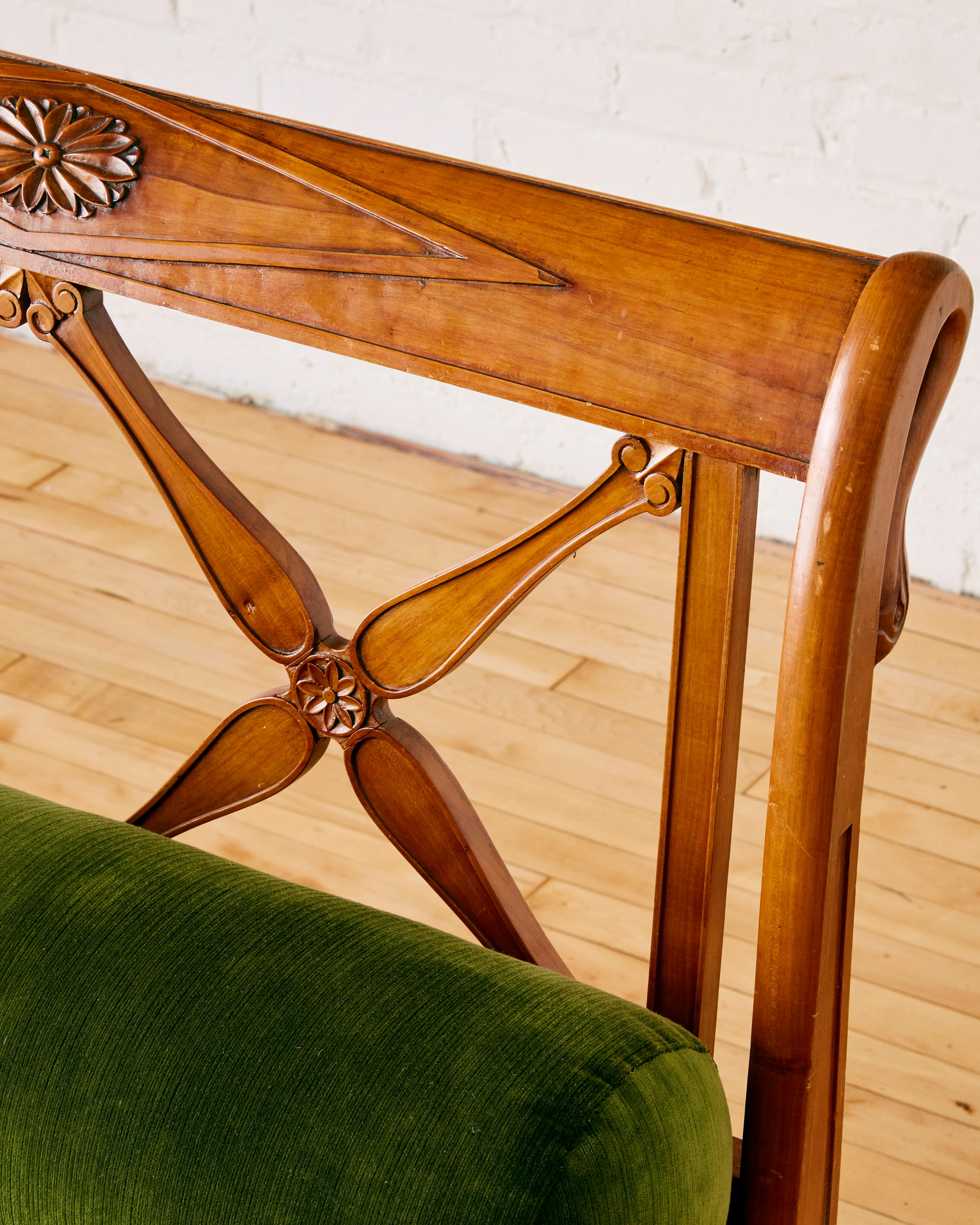 Französisch geschnitzt Daybed mit Swan Details C. 1930 im Zustand „Gut“ im Angebot in Long Island City, NY