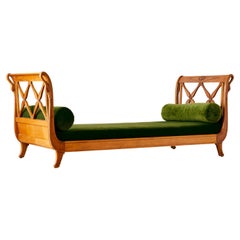 Französisch geschnitzt Daybed mit Swan Details C. 1930