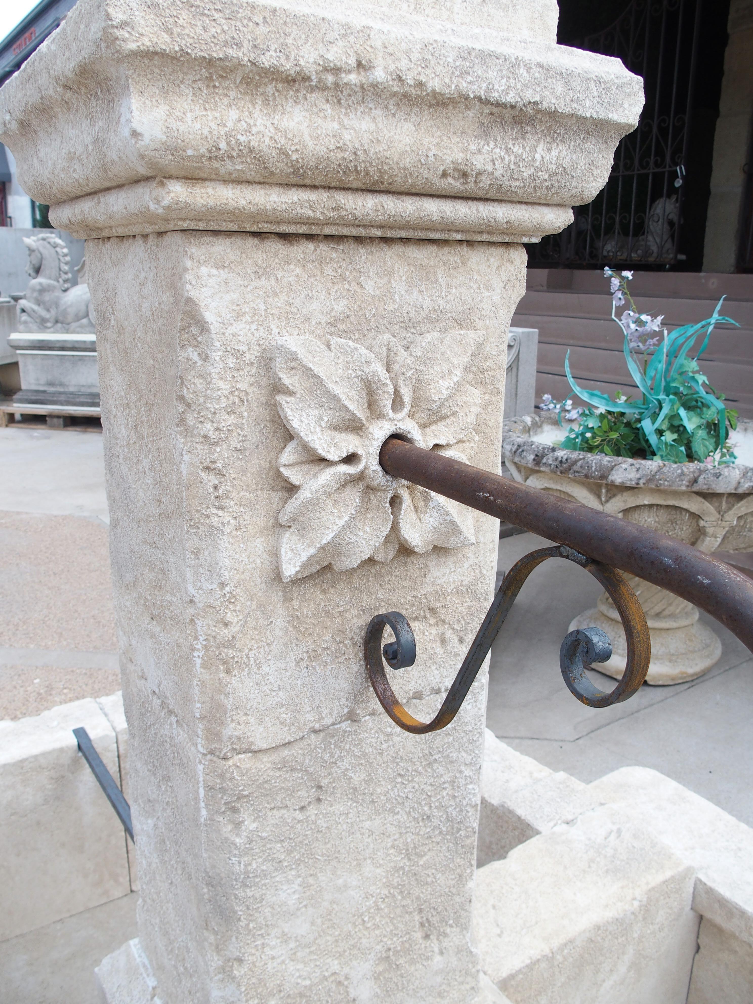 Fontaine centrale à double bassin et pilier unique sculptée de Provence en vente 3