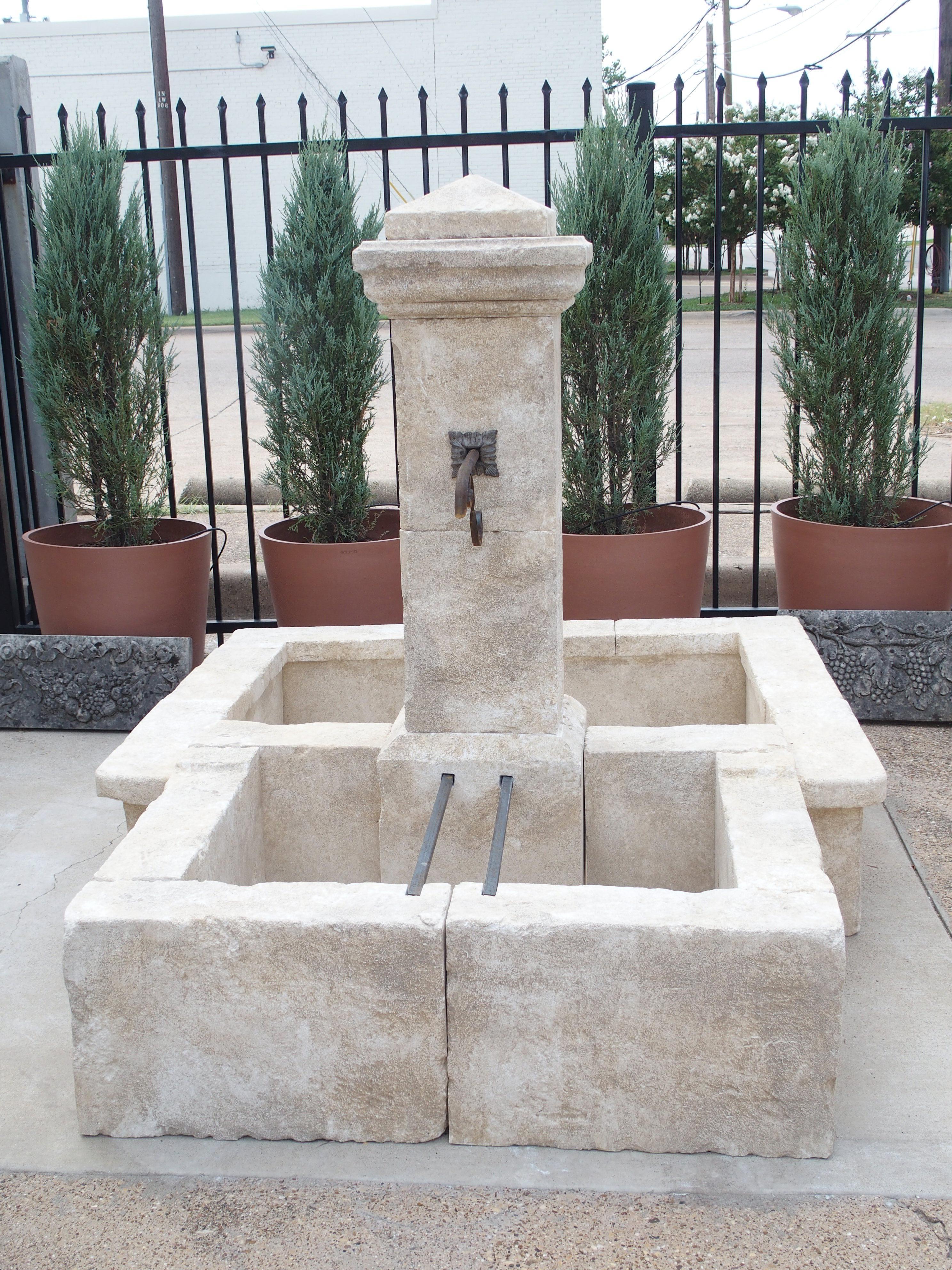 Français Fontaine centrale à double bassin et pilier unique sculptée de Provence en vente