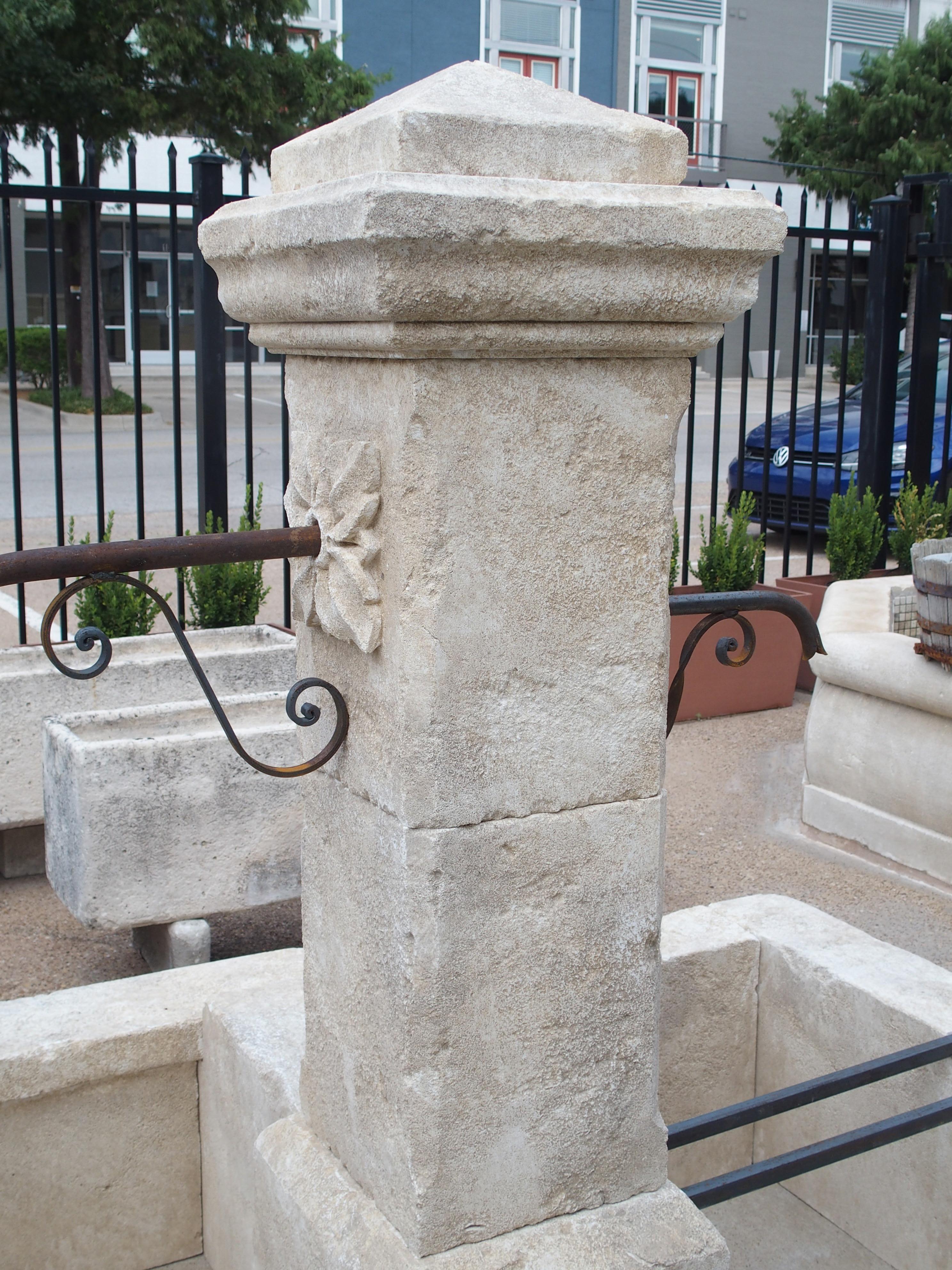Métal Fontaine centrale à double bassin et pilier unique sculptée de Provence en vente