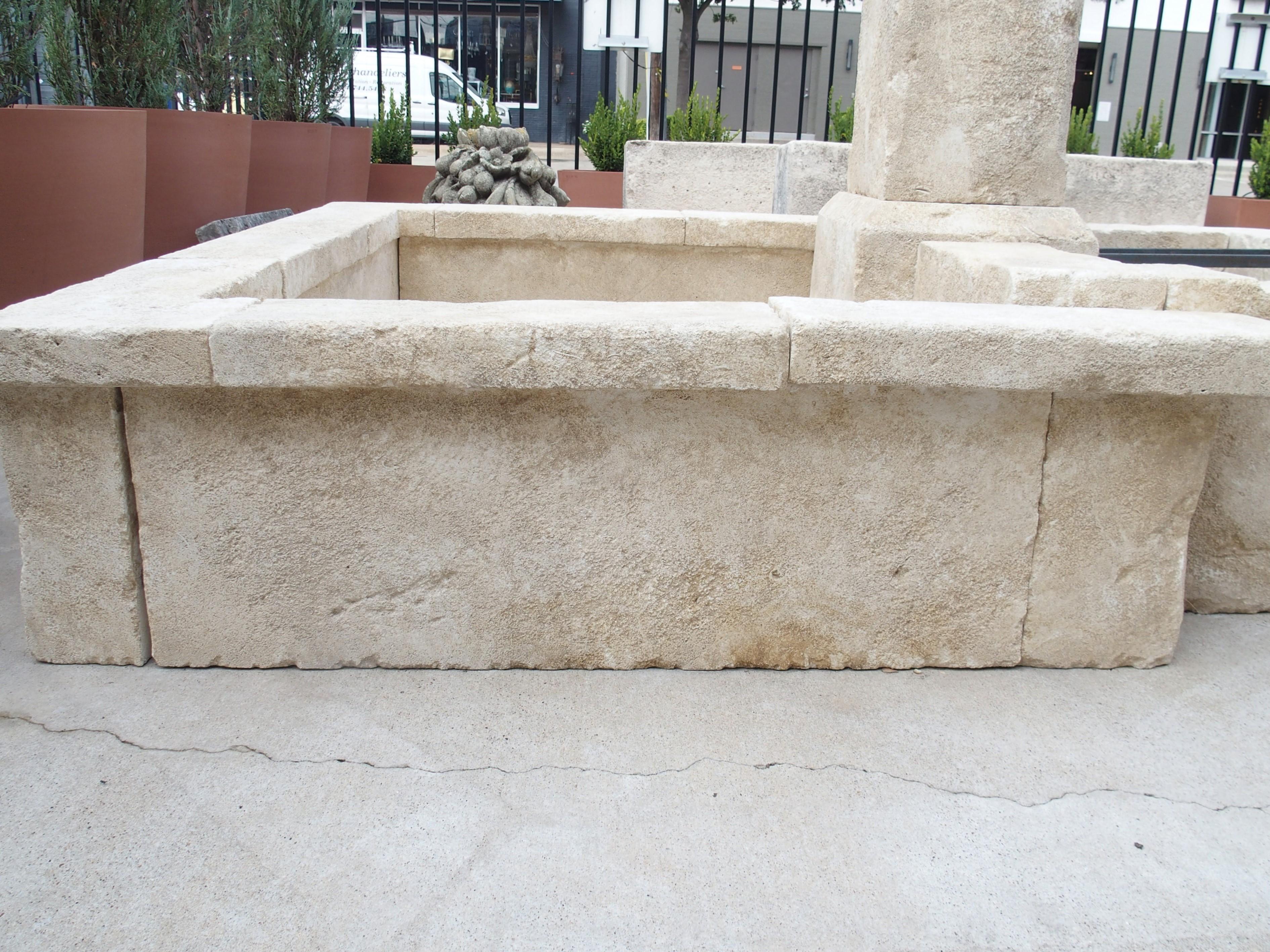 Fontaine centrale à double bassin et pilier unique sculptée de Provence en vente 1