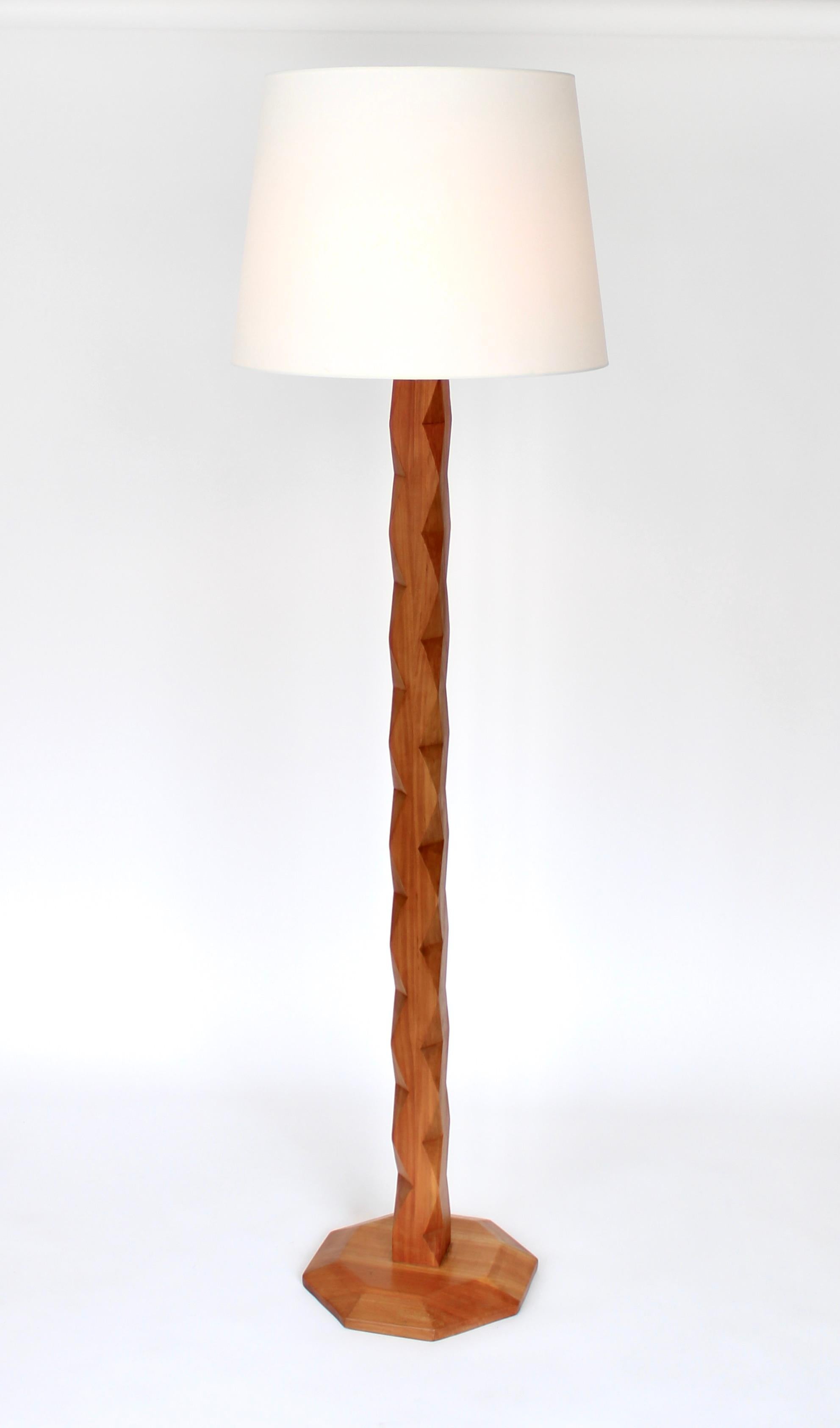 French unique carved elm wood floor lamp with sculptural faceted sides inspired by Constantin Brrancusi sculpture.
Sitting on a faceted octagonal Elm wood base. 
Unknown French designer and could be a piece unique. 
Newly rewired and new French