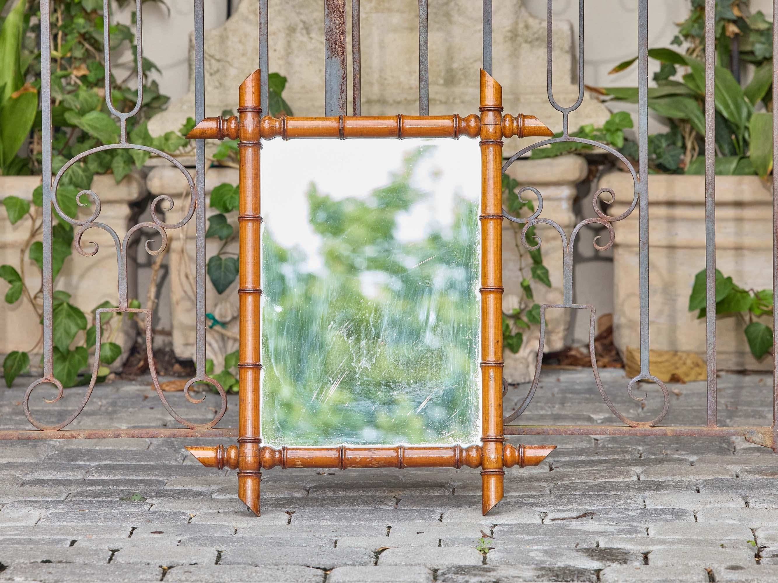 Miroir mural en faux bambou sculpté avec coins à épis, vers 1900 en vente 2