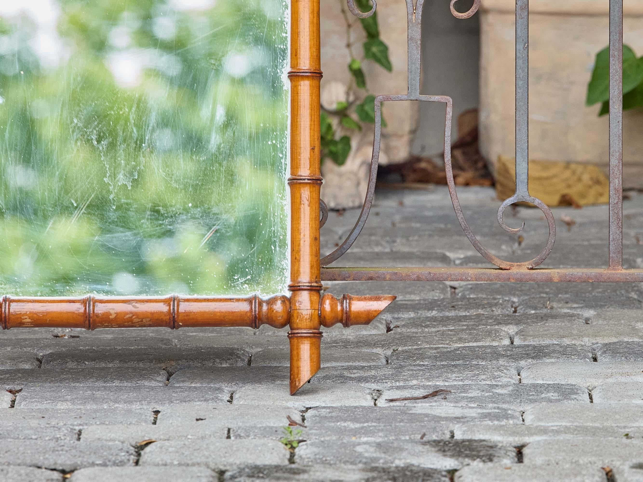 Country Miroir mural en faux bambou sculpté avec coins à épis, vers 1900 en vente