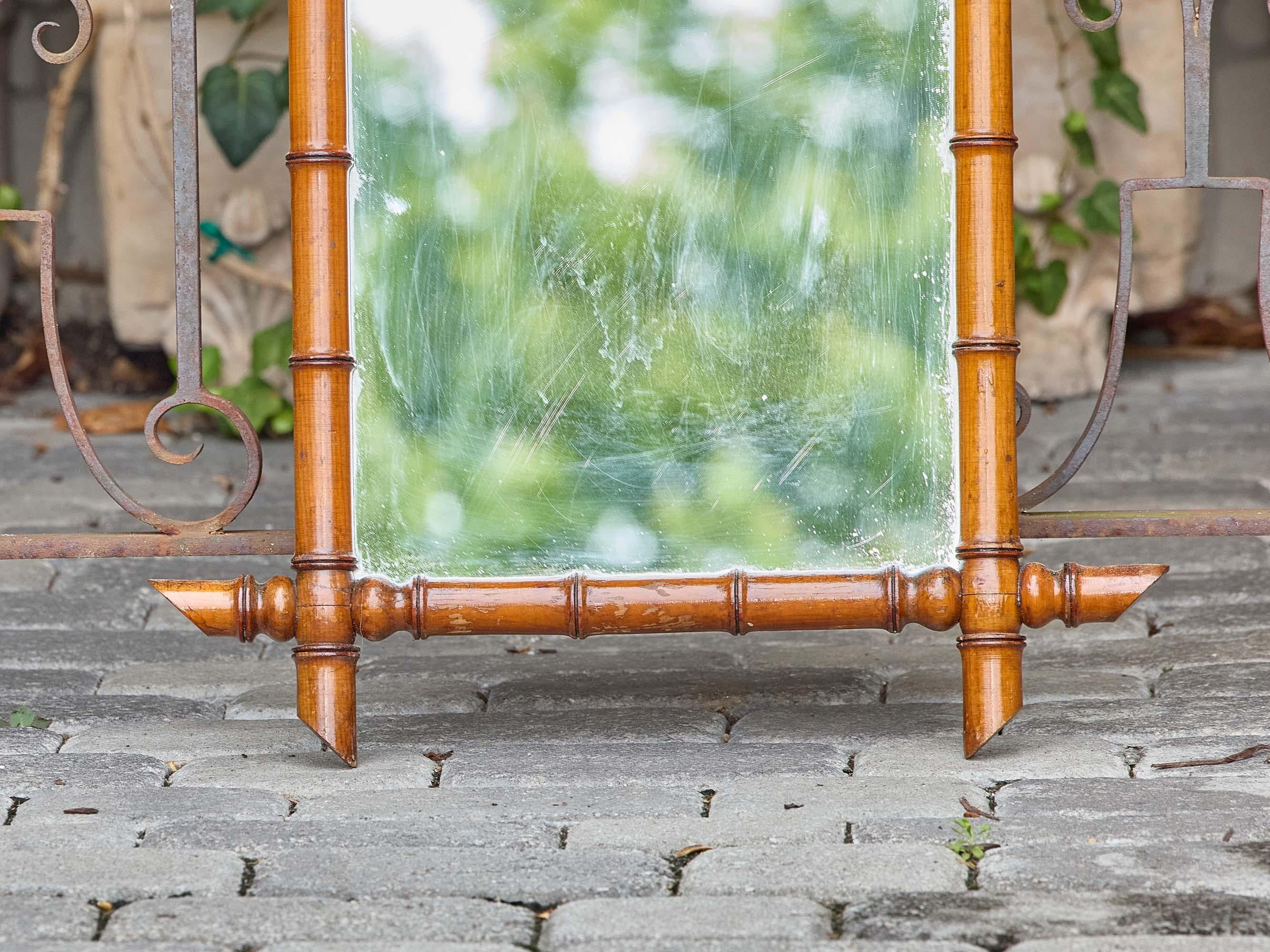 Français Miroir mural en faux bambou sculpté avec coins à épis, vers 1900 en vente
