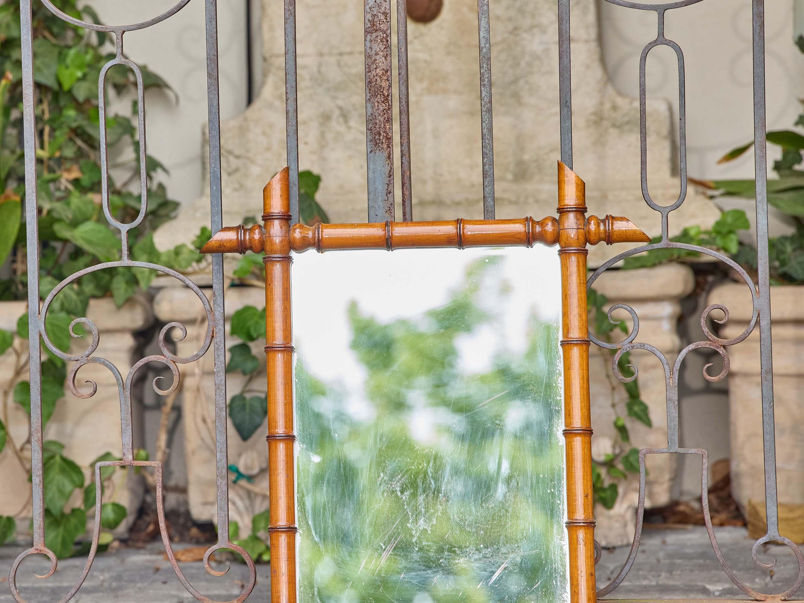 Tourné Miroir mural en faux bambou sculpté avec coins à épis, vers 1900 en vente