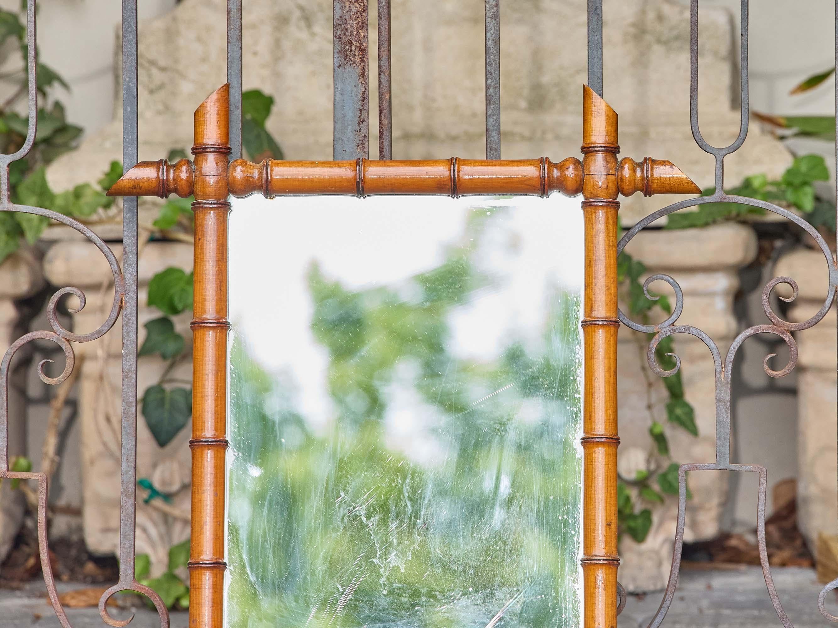 Miroir mural en faux bambou sculpté avec coins à épis, vers 1900 Bon état - En vente à Atlanta, GA