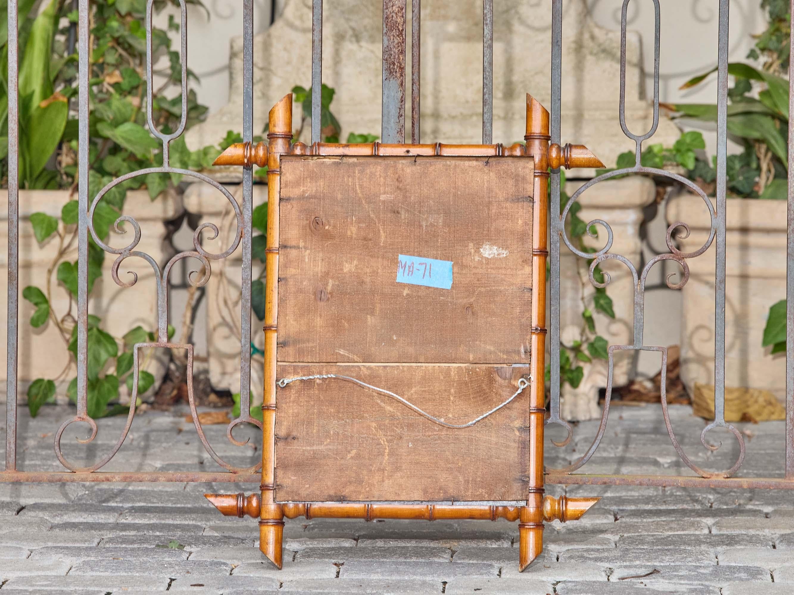 Miroir mural en faux bambou sculpté avec coins à épis, vers 1900 en vente 1