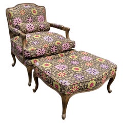 Französischer geschnitzter Bergere-Stuhl aus Obstholz und passender Ottomane mit frischer Polsterung