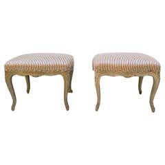 Paire d'ottomans français en bois fruitier sculpté de style Louis XV peints en gris français