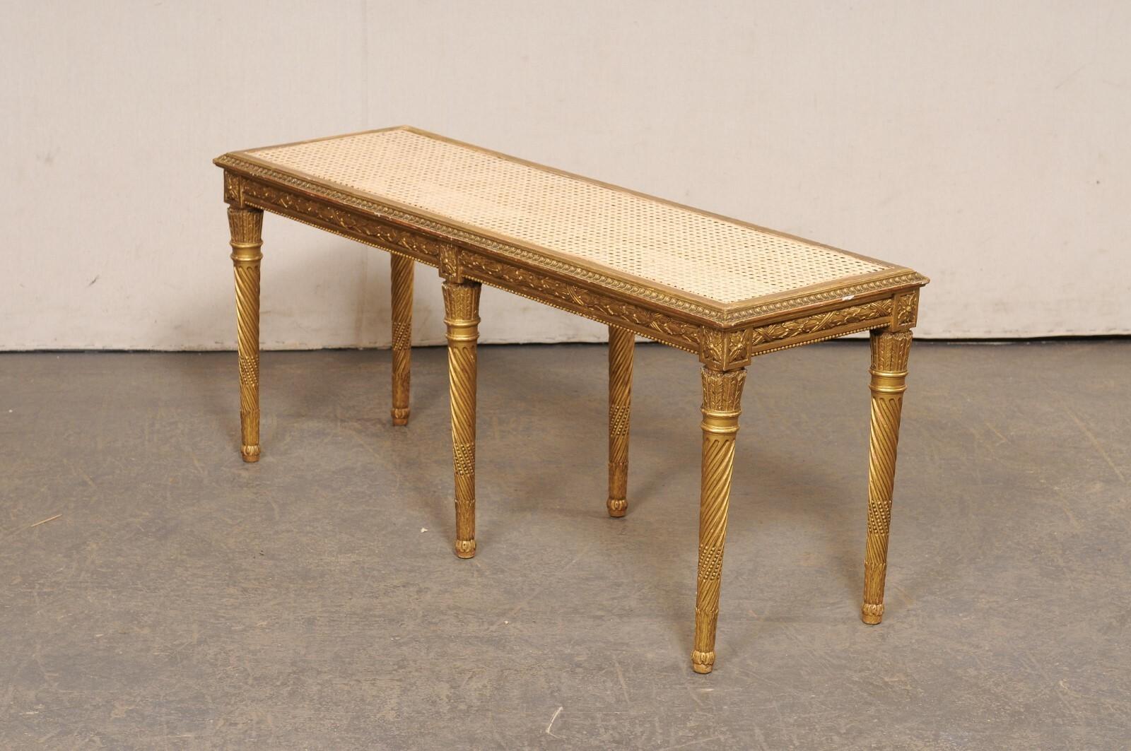 Banc français en bois sculpté et doré avec sièges en rotin, début du 20e siècle en vente 4