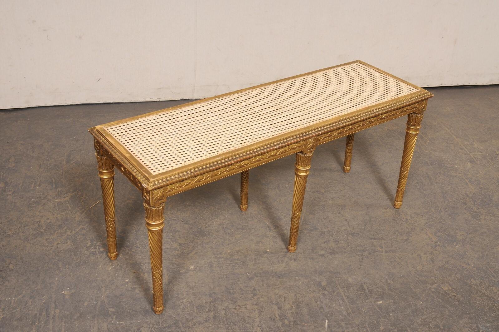 Banc français en bois sculpté et doré avec sièges en rotin, début du 20e siècle Bon état - En vente à Atlanta, GA