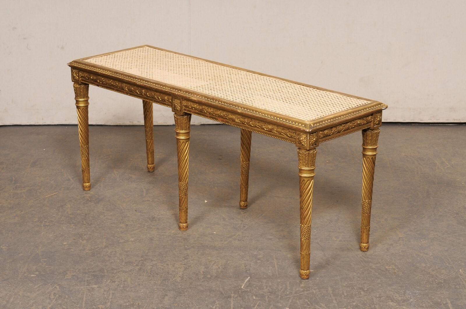 Canne Banc français en bois sculpté et doré avec sièges en rotin, début du 20e siècle en vente