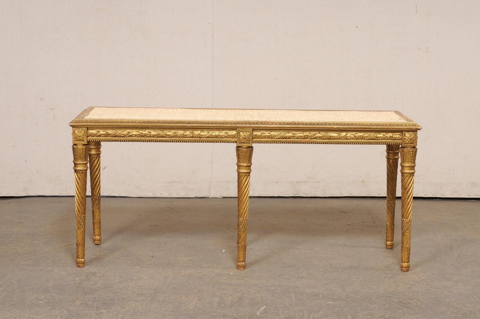 Banc français en bois sculpté et doré avec sièges en rotin, début du 20e siècle en vente 1