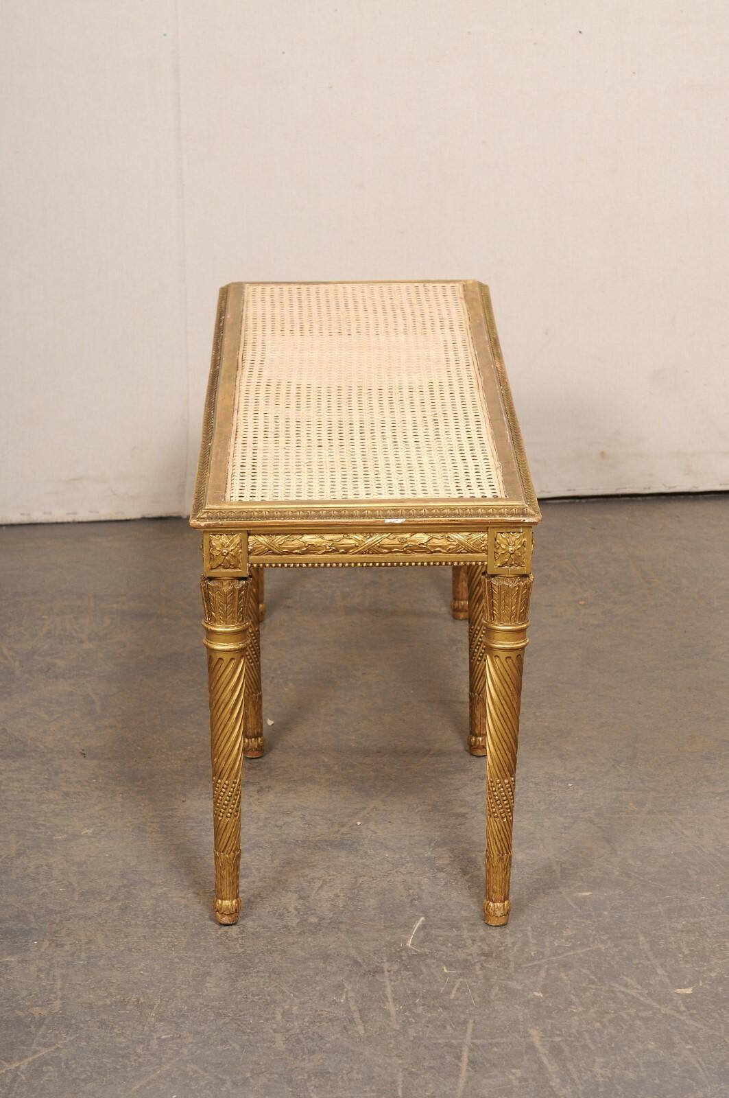 Banc français en bois sculpté et doré avec sièges en rotin, début du 20e siècle en vente 3