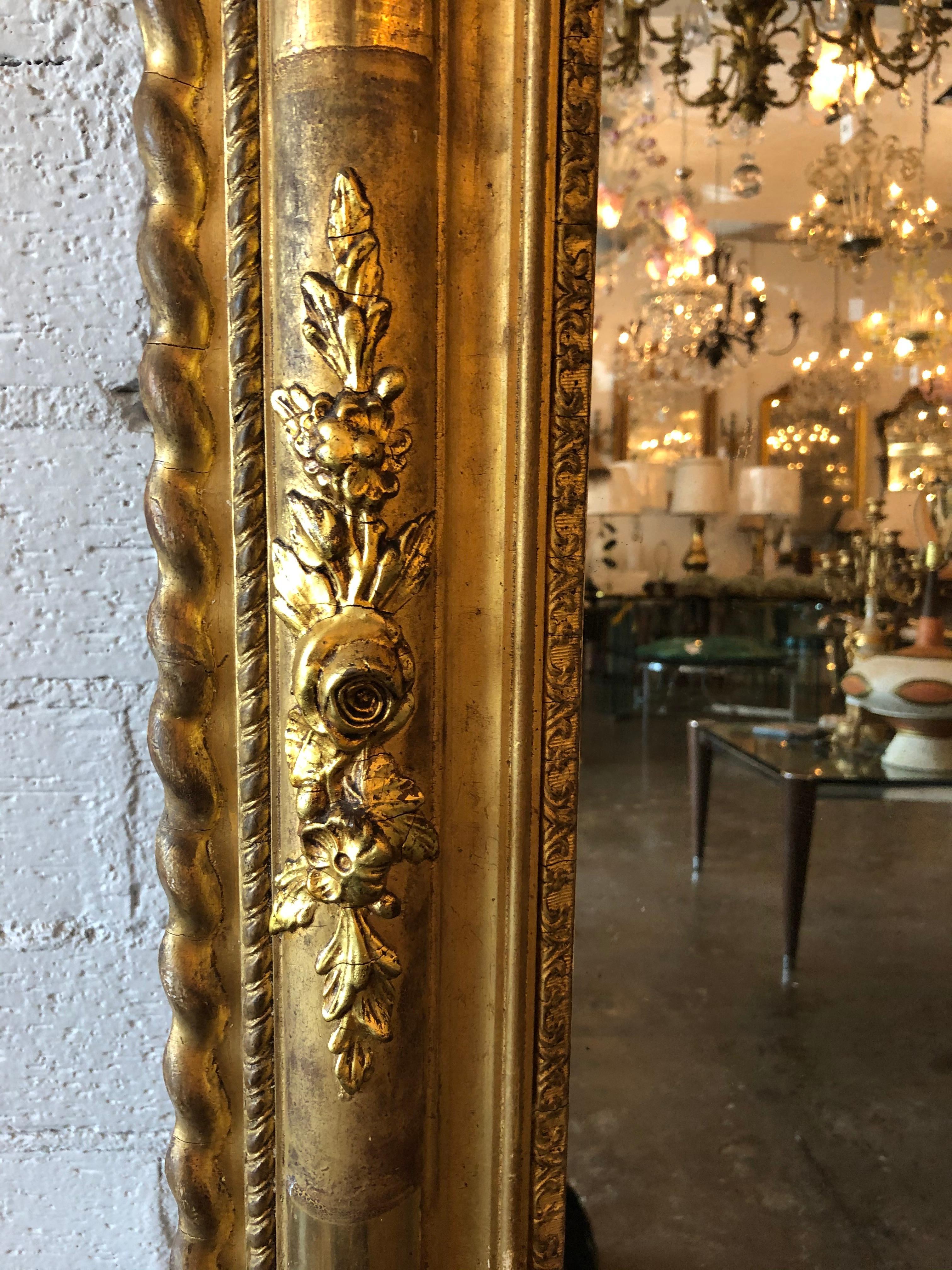 Spiegel aus geschnitztem, vergoldetem Holz (19. Jahrhundert) im Angebot