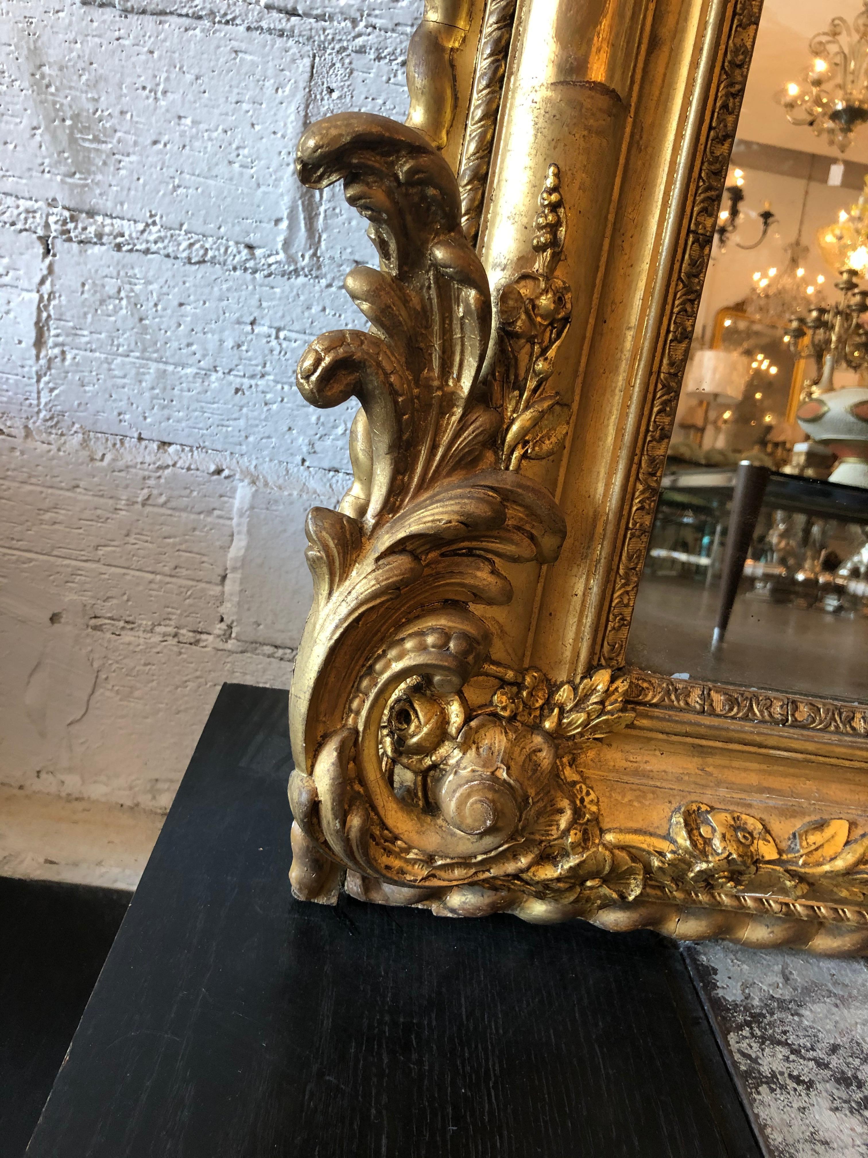 Spiegel aus geschnitztem, vergoldetem Holz (Vergoldetes Holz) im Angebot