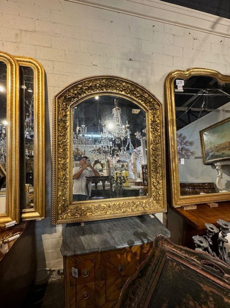 Imposant miroir en bois doré joliment sculpté du 19ème siècle. Circa 1870. Une déclaration qui ne passera pas inaperçue ! 52 