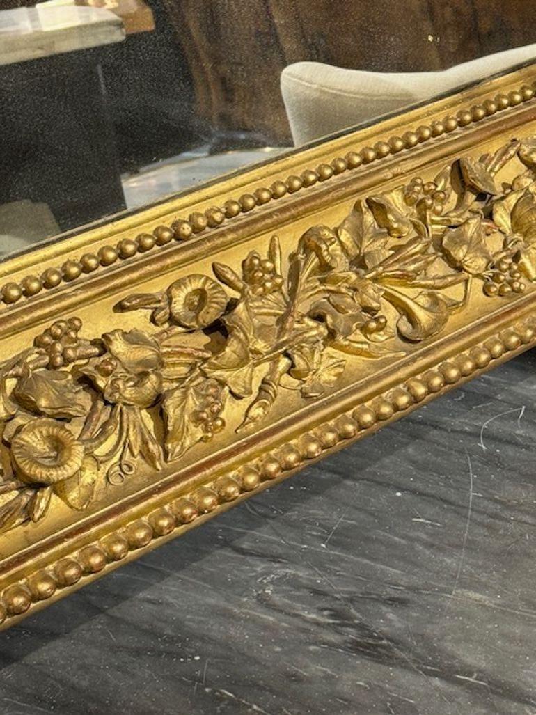 Miroir en bois sculpté en forme d'arche Bon état - En vente à Dallas, TX