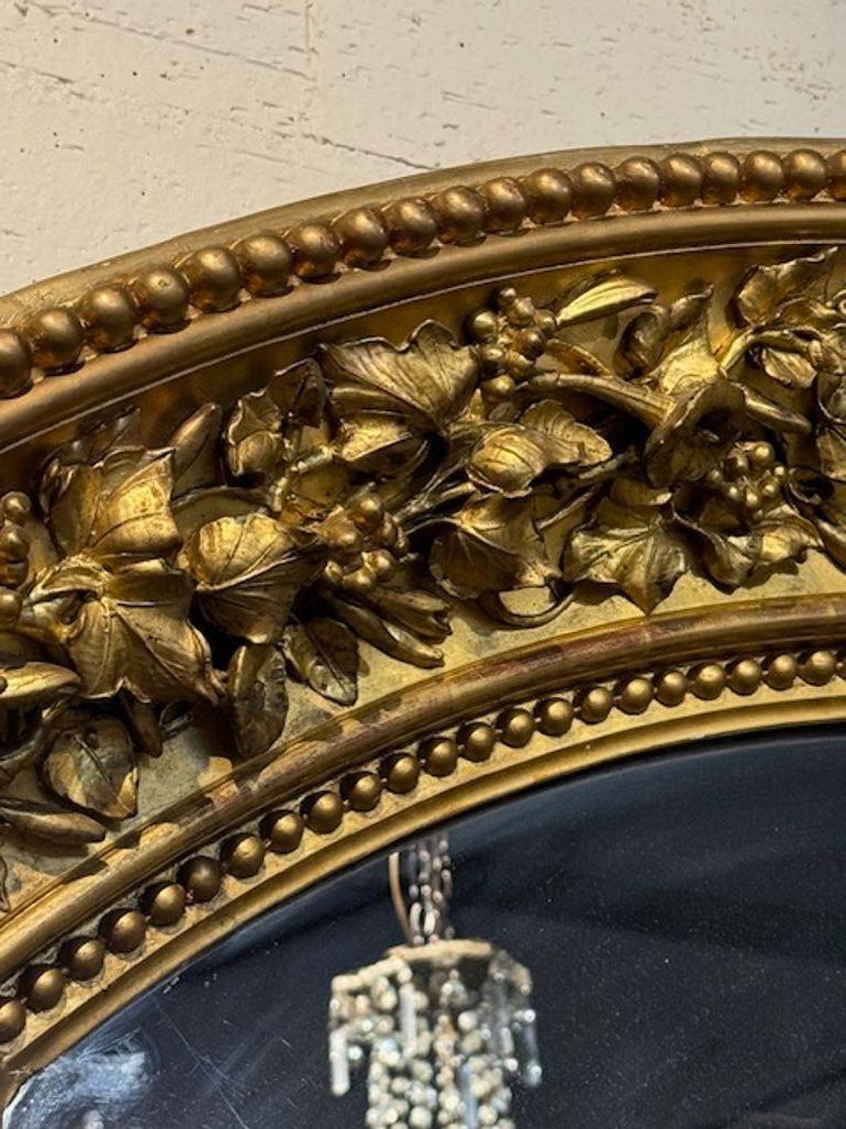 Bois doré Miroir en bois sculpté en forme d'arche en vente