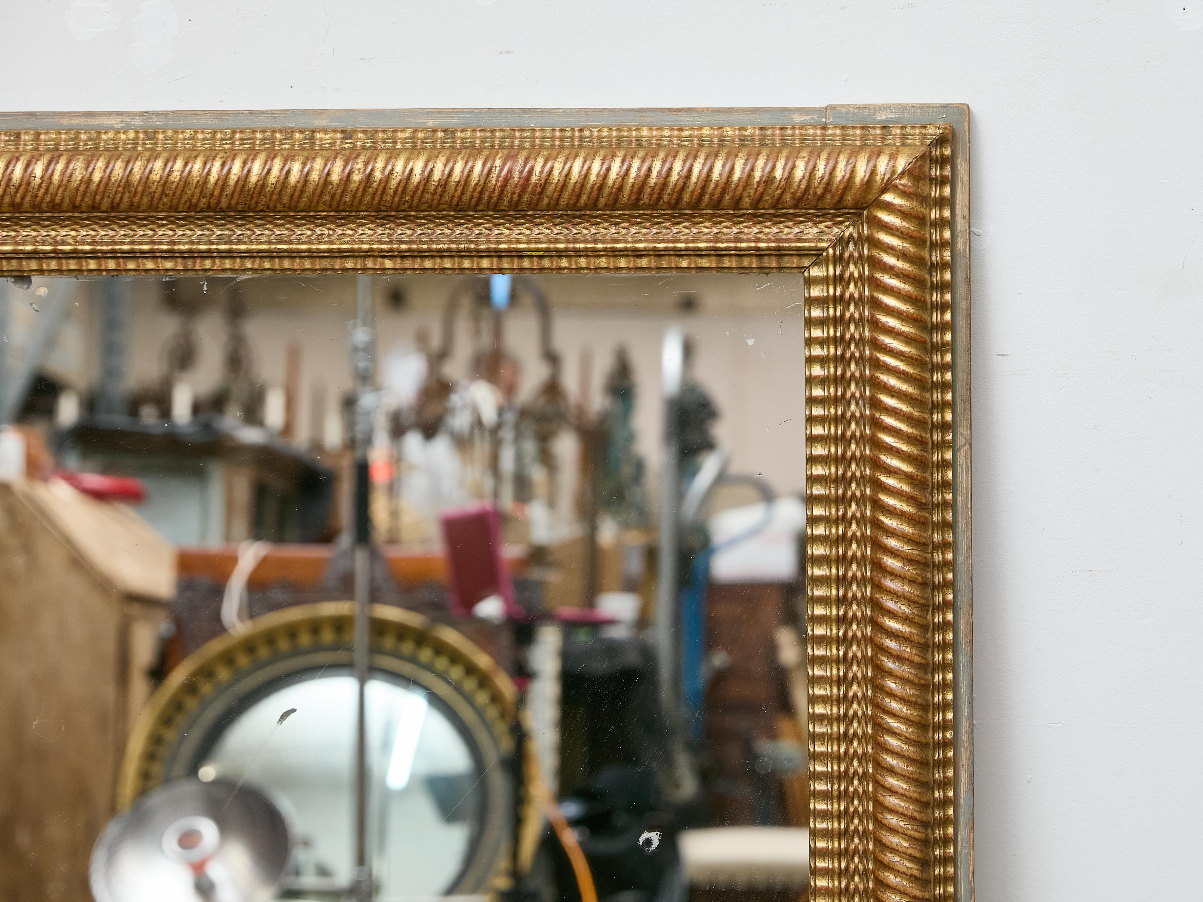 Espejo francés tallado en madera dorada con marco de madera pintada clara, hacia 1920 Francés en venta