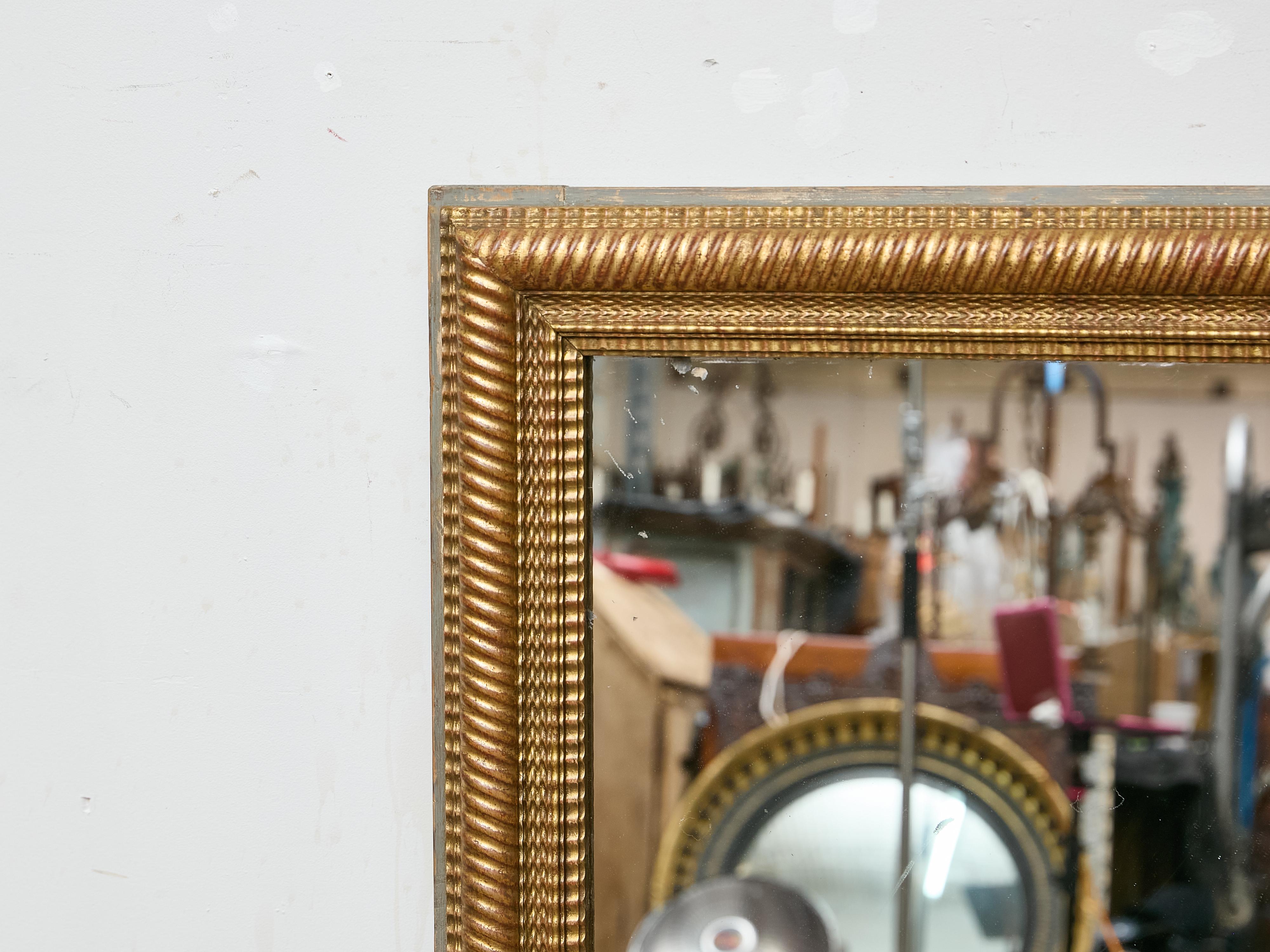 Espejo francés tallado en madera dorada con marco de madera pintada clara, hacia 1920 Tallado en venta