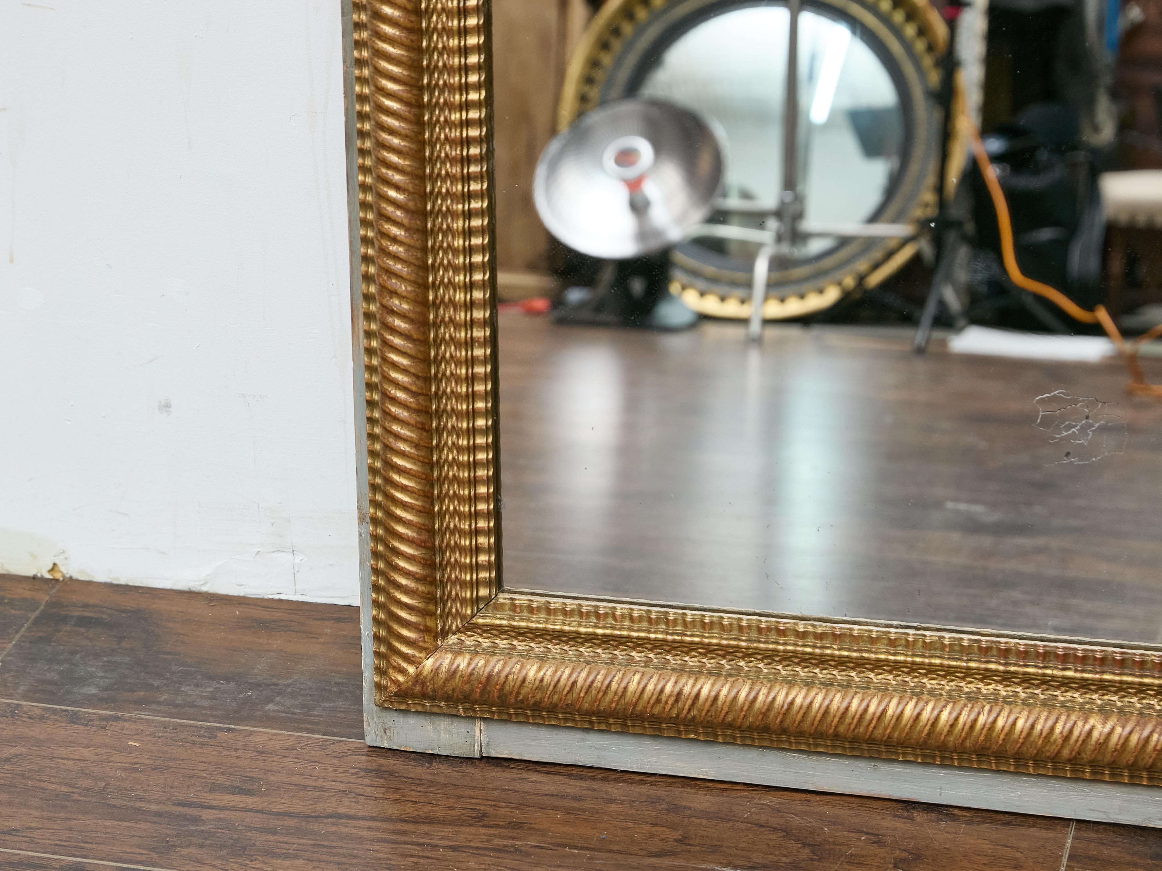 Espejo francés tallado en madera dorada con marco de madera pintada clara, hacia 1920 en venta 1