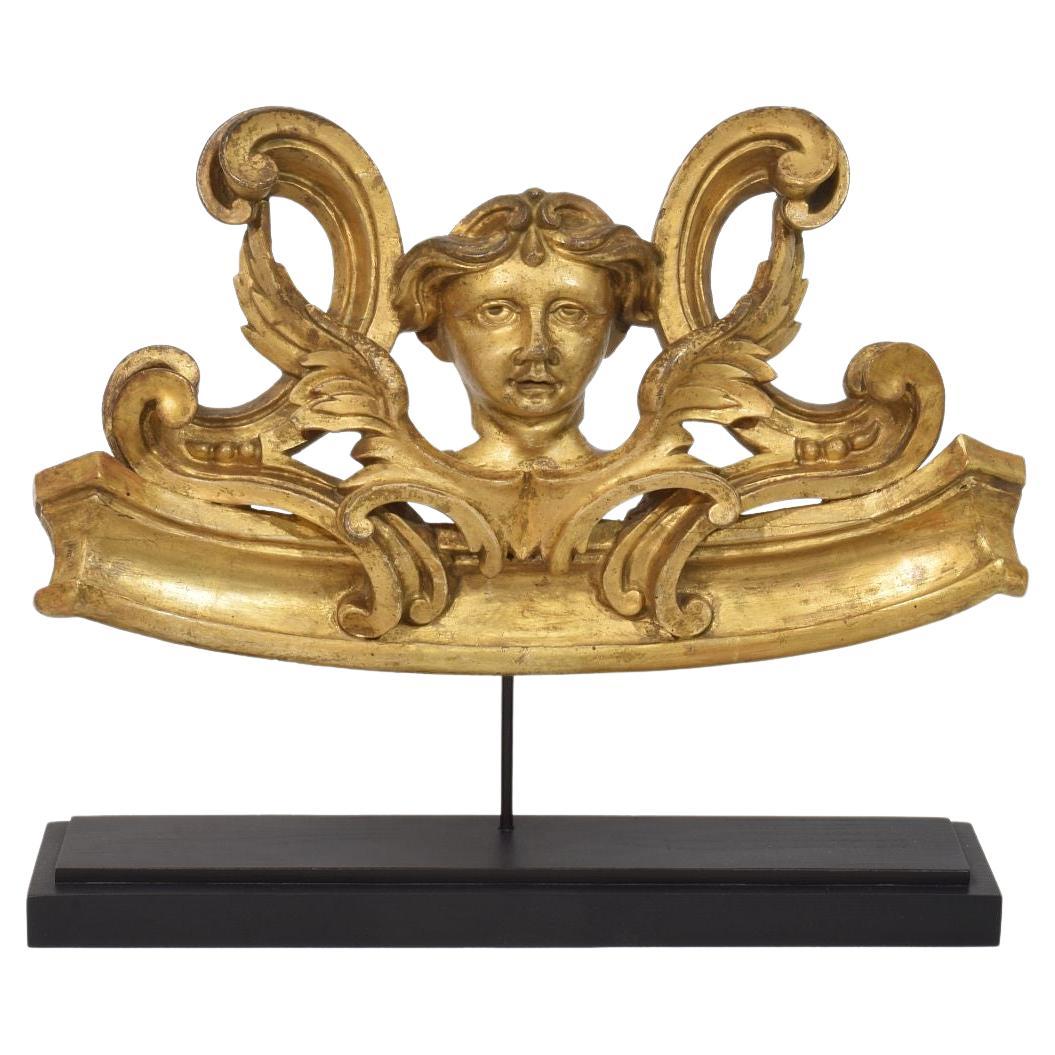 Ornement en bois doré sculpté à tête d
ange ailé circa 1880-1900